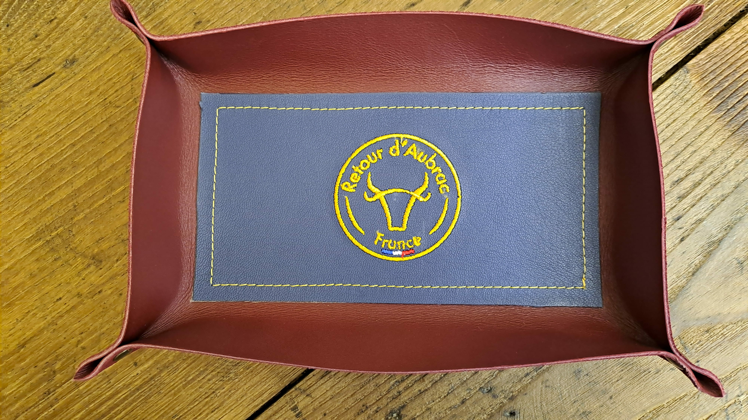 vide poche en cuir brodé - cadeau français - cadeau original - retour daubrac - aveyron - 8