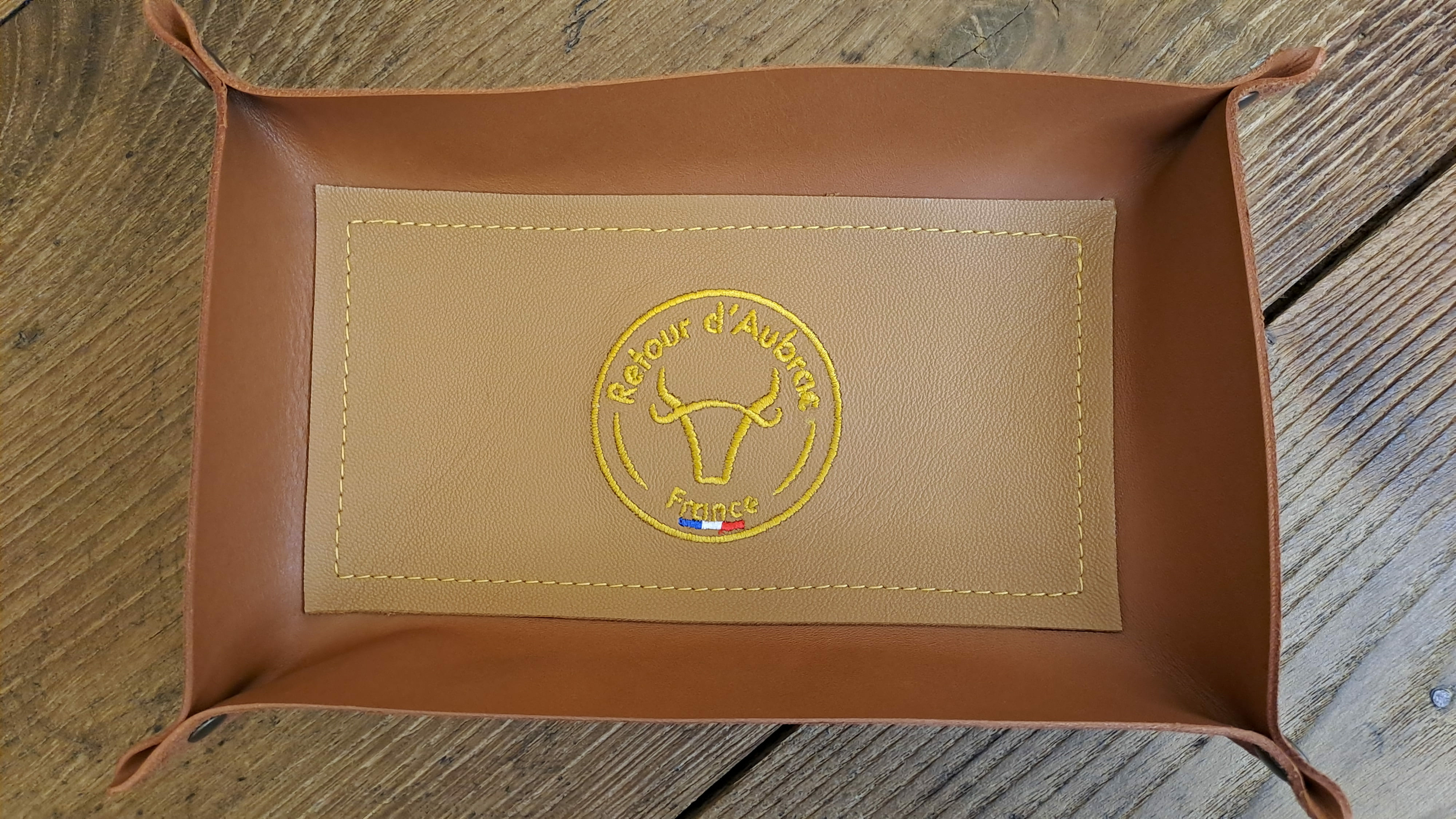 vide poche en cuir brodé - cadeau français - cadeau original - retour daubrac - aveyron - 9
