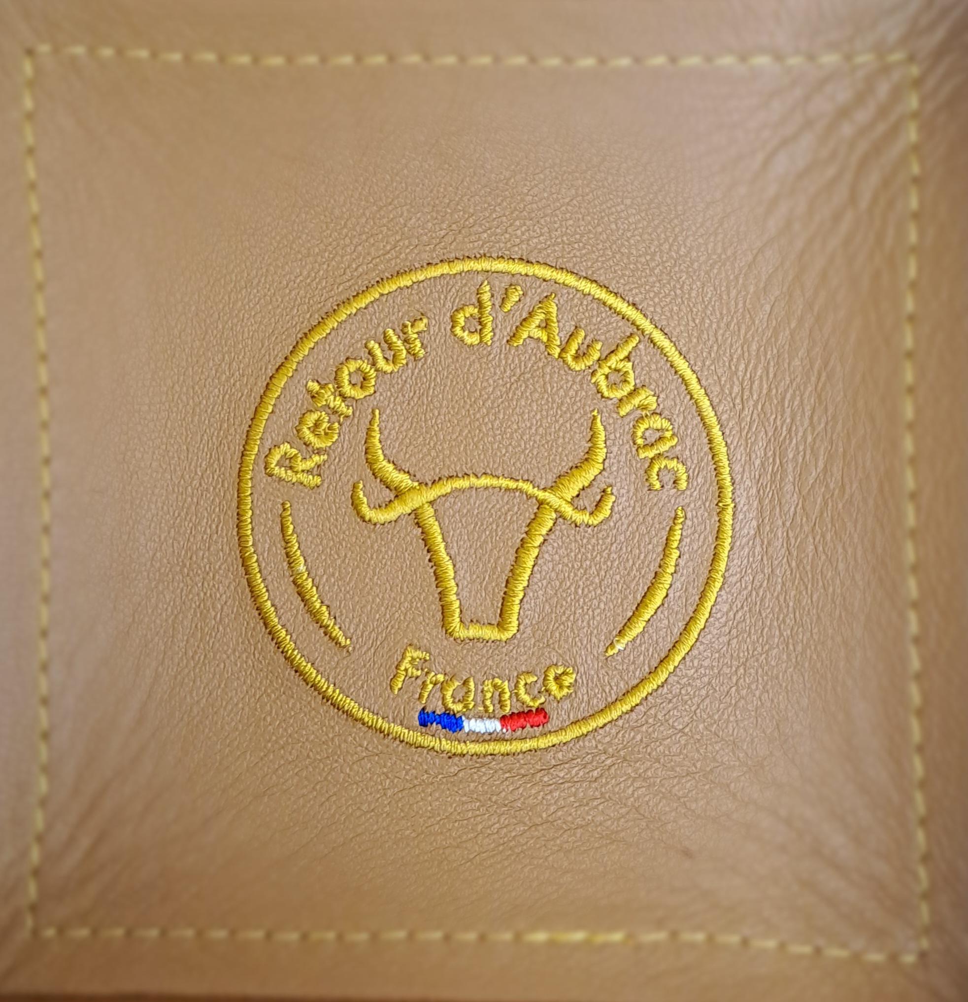 vide poche en cuir brodé - cadeau français - cadeau original - retour daubrac - aveyron - 13