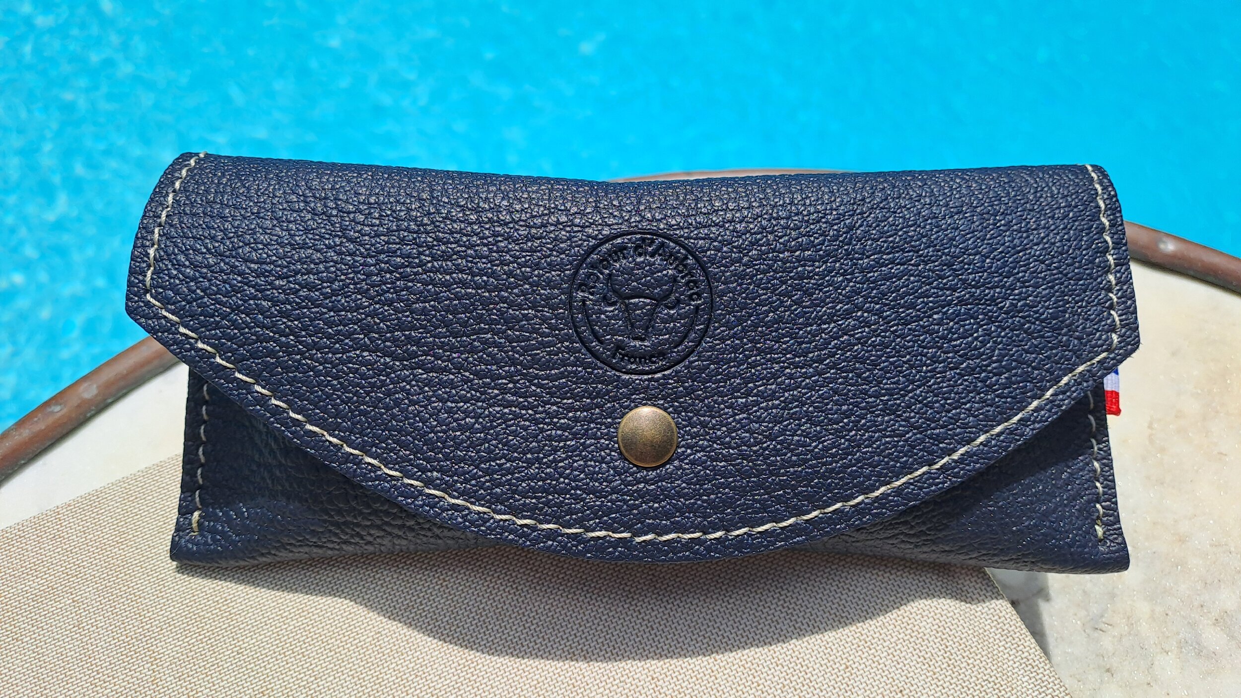 étui à lunettes en cuir fabriqué en France - tannage végétal - retour daubrac - aveyron - cadeau original - cadeau français - cadeau entreprises -bleu marine 1