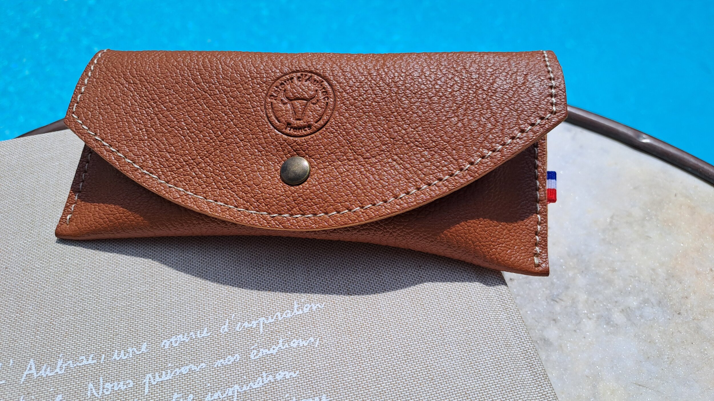 étui à lunettes en cuir fabriqué en France - tannage végétal - retour daubrac - aveyron - cadeau original - cadeau français - cadeau entreprises -cognac 1