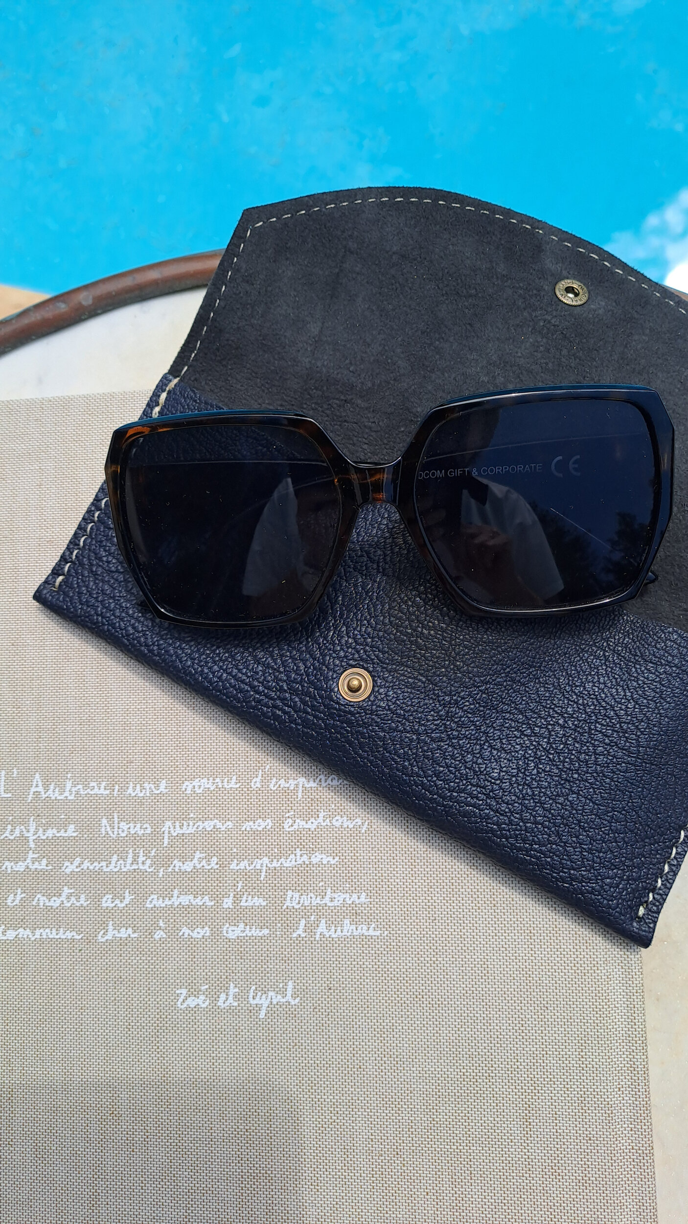 étui à lunettes en cuir fabriqué en France - tannage végétal - retour daubrac - aveyron - cadeau original - cadeau français - cadeau entreprises -bleu marine 2