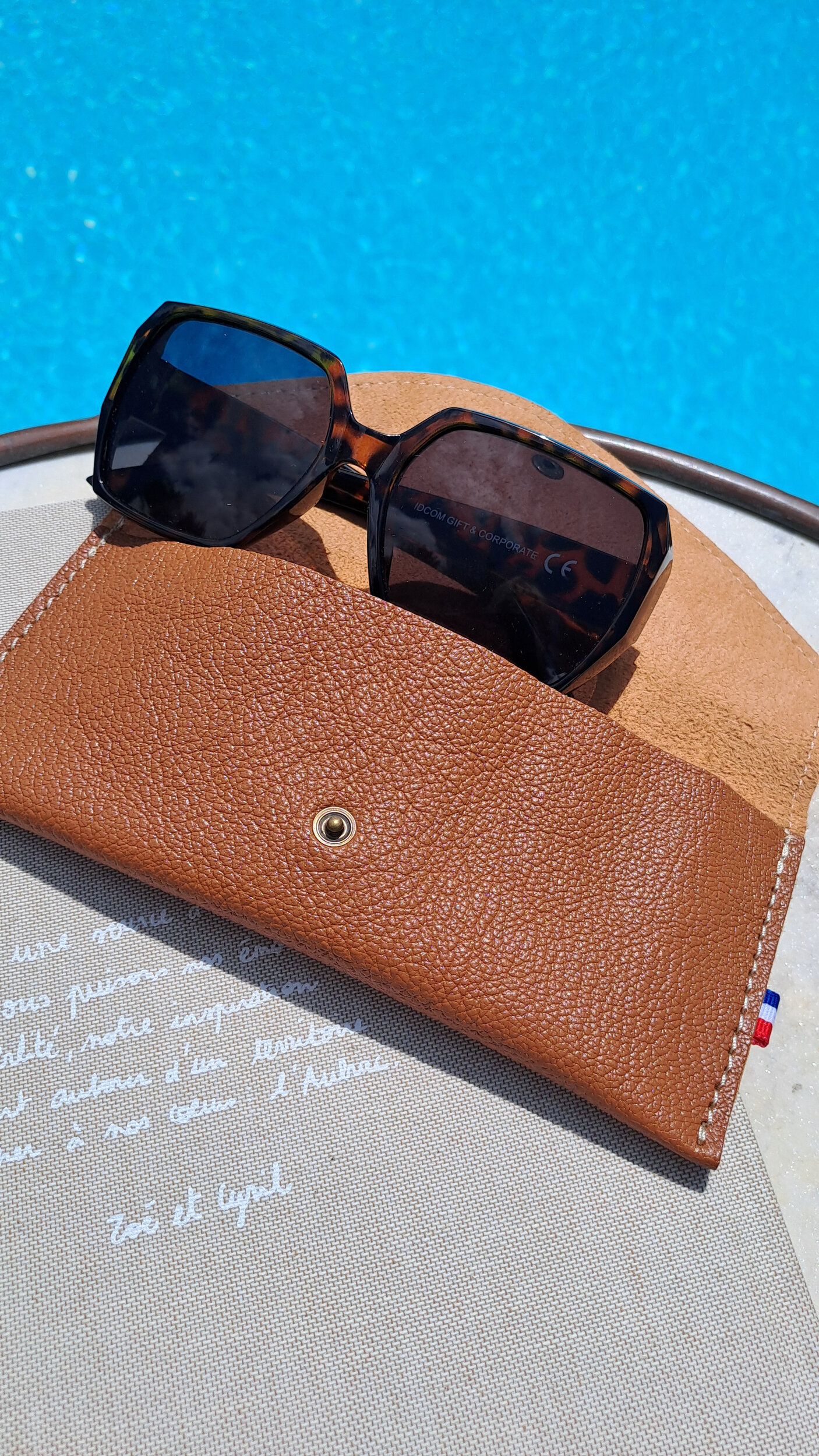 étui à lunettes en cuir fabriqué en France - tannage végétal - retour daubrac - aveyron - cadeau original - cadeau français - cadeau entreprises -cognac 2