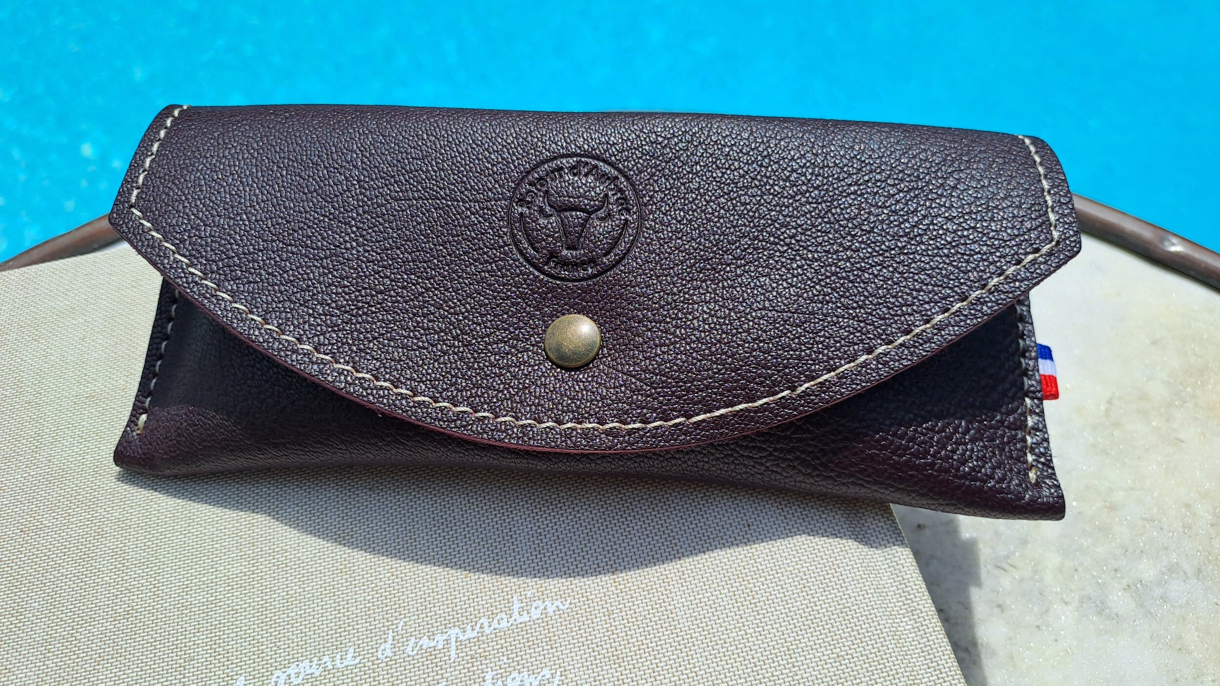 étui à lunettes en cuir fabriqué en France - tannage végétal - retour daubrac - aveyron - cadeau original - cadeau français - cadeau entreprises -lie de vin 1