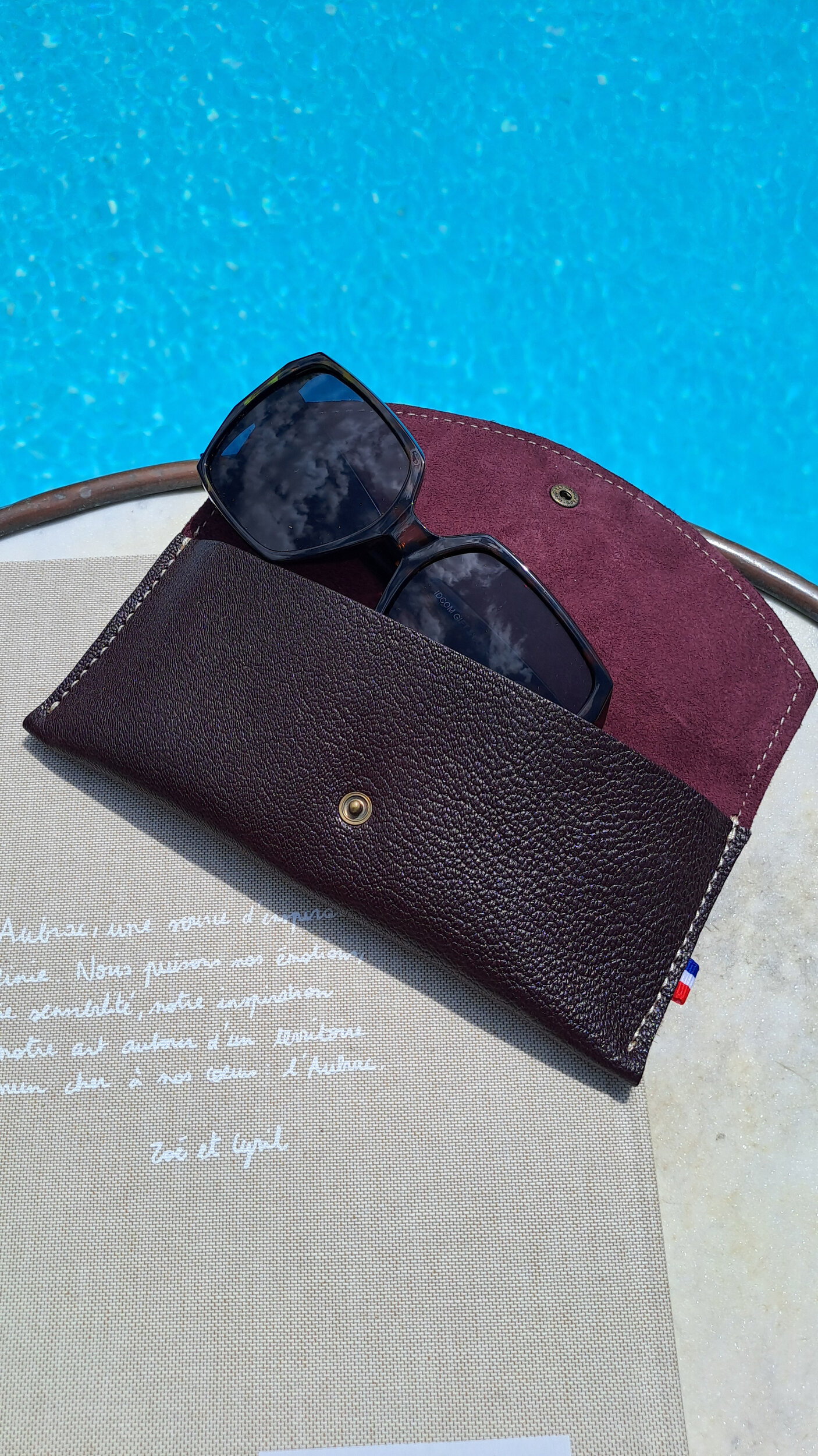 étui à lunettes en cuir fabriqué en France - tannage végétal - retour daubrac - aveyron - cadeau original - cadeau français - cadeau entreprises -lie de vin 2