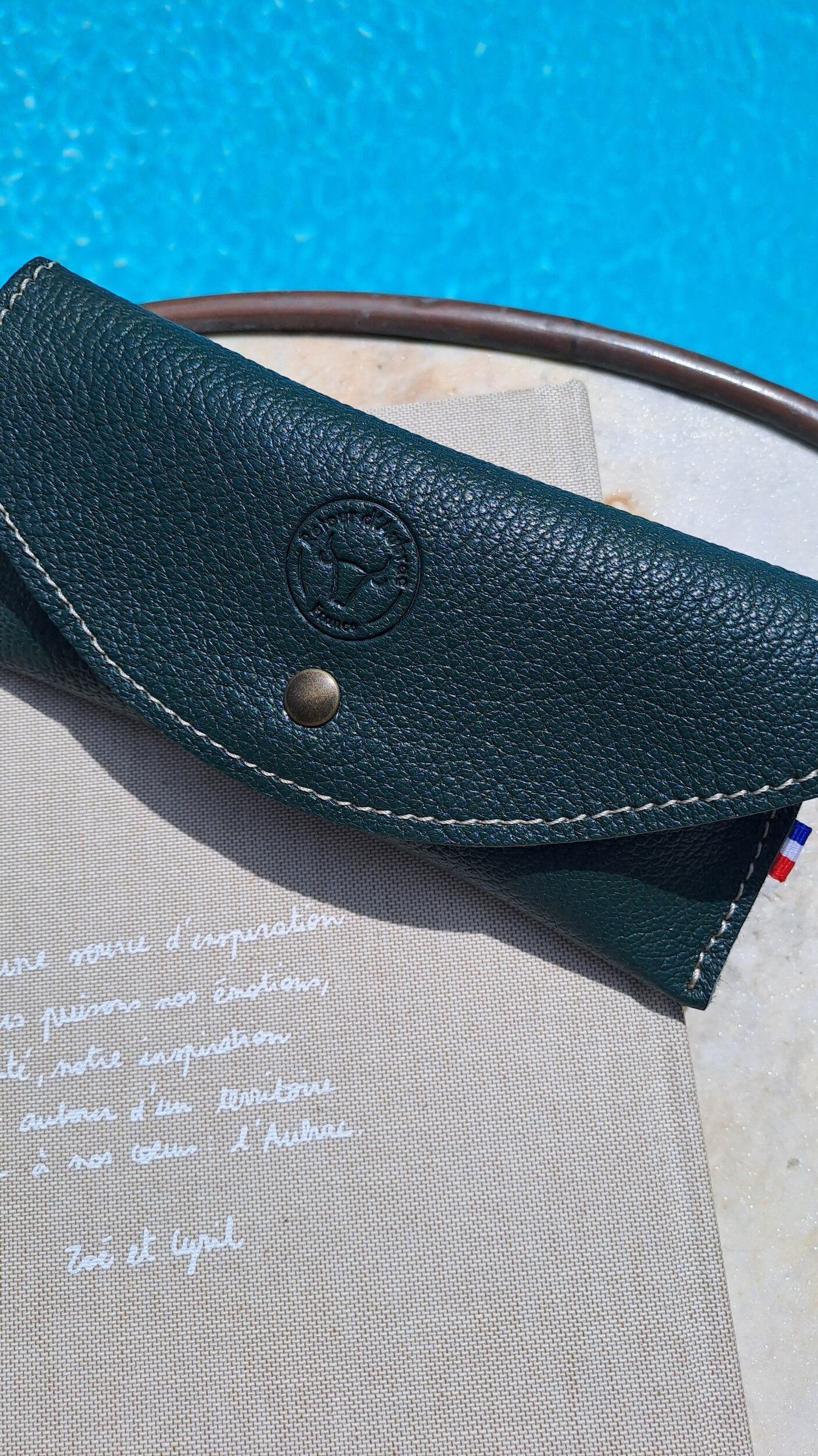 étui à lunettes en cuir fabriqué en France - tannage végétal - retour daubrac - aveyron - cadeau original - cadeau français - cadeau entreprises -vert forêt 1