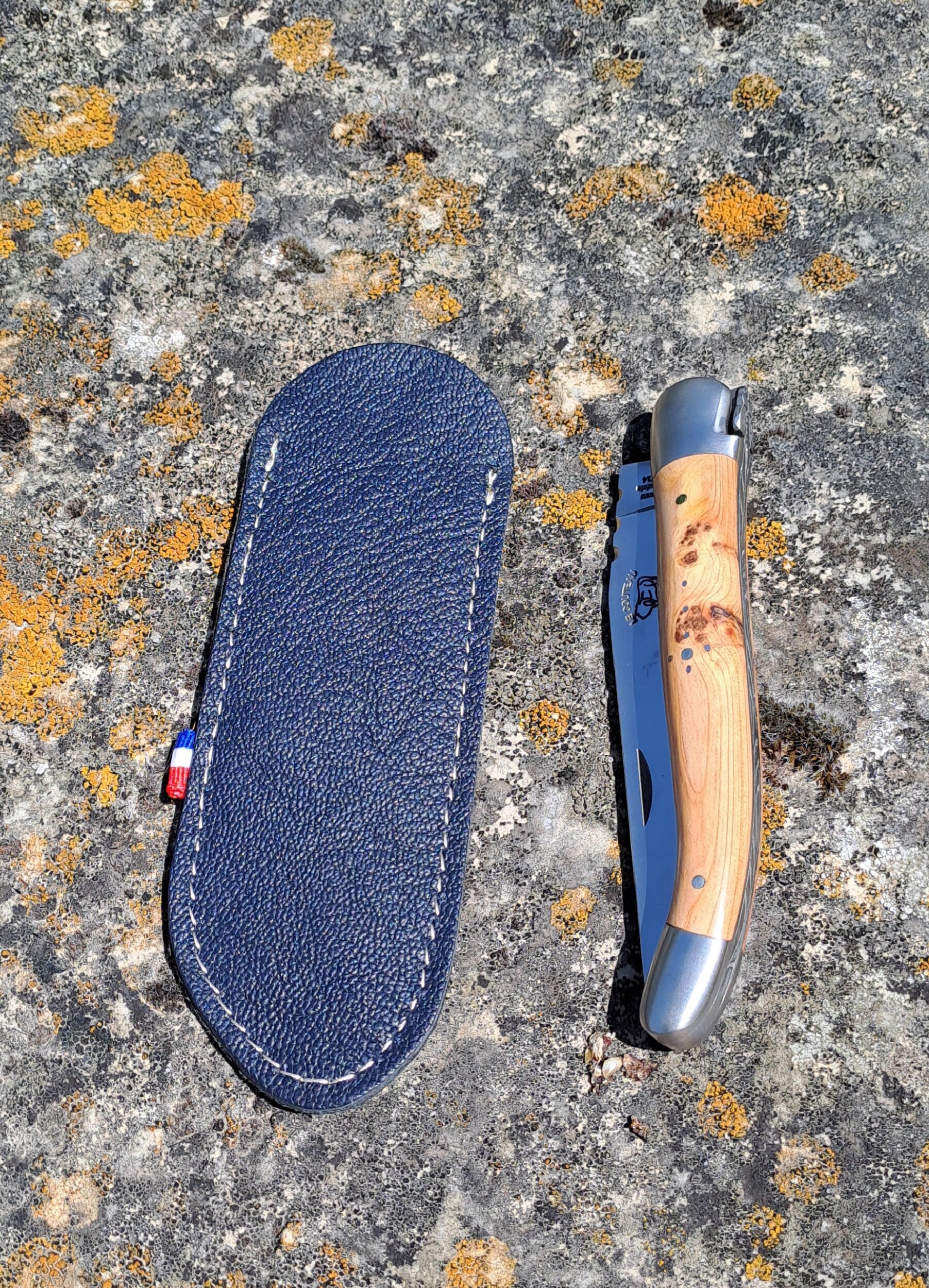 étui couteau laguiole - fourreau couteau en cuir - retour daubrac-aveyron-cadeau français-cadeau original-cade entreprises-bleu b
