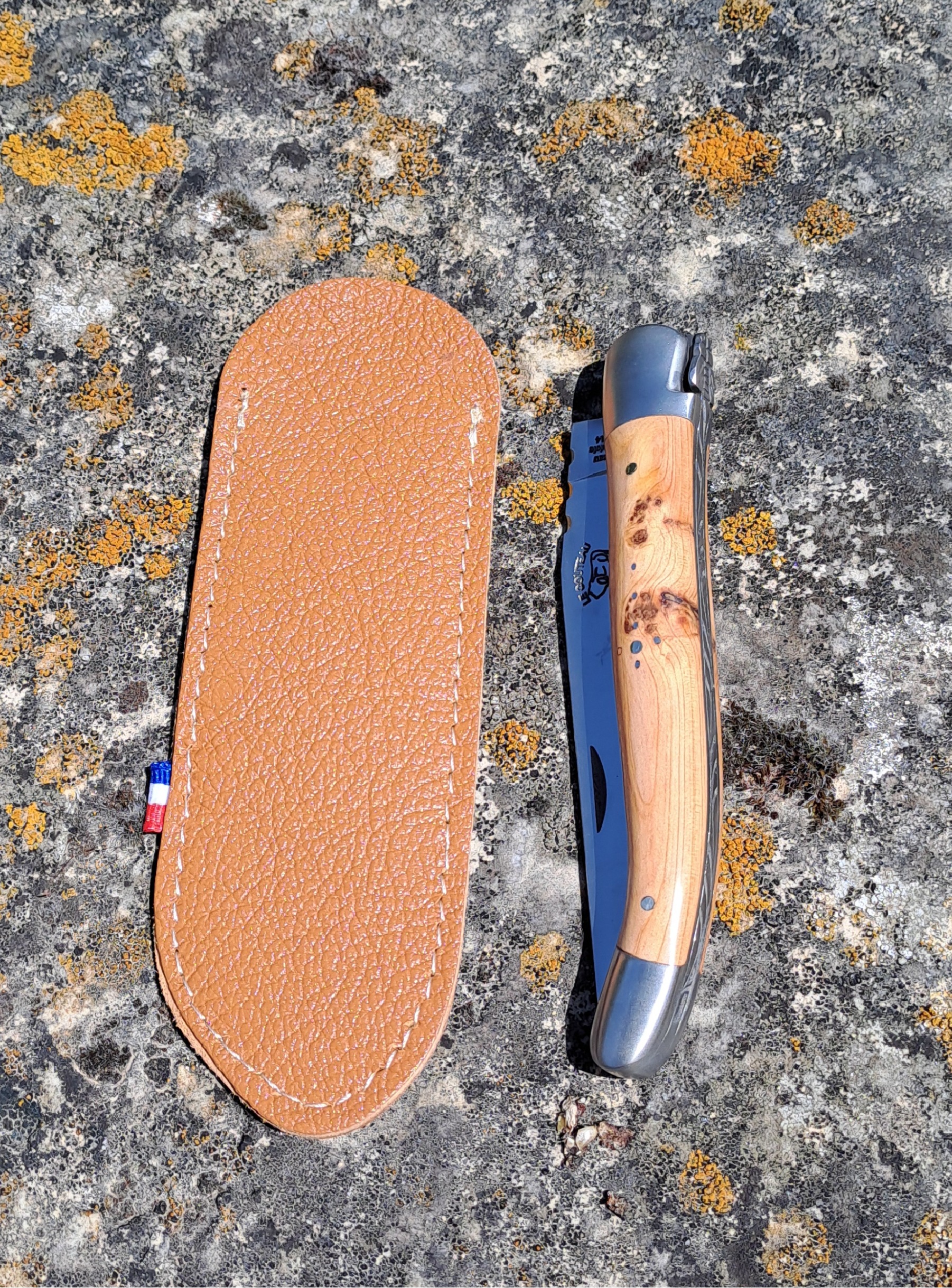 étui couteau laguiole - fourreau couteau en cuir - retour daubrac-aveyron-cadeau français-cadeau original-cade entreprises-cognac b