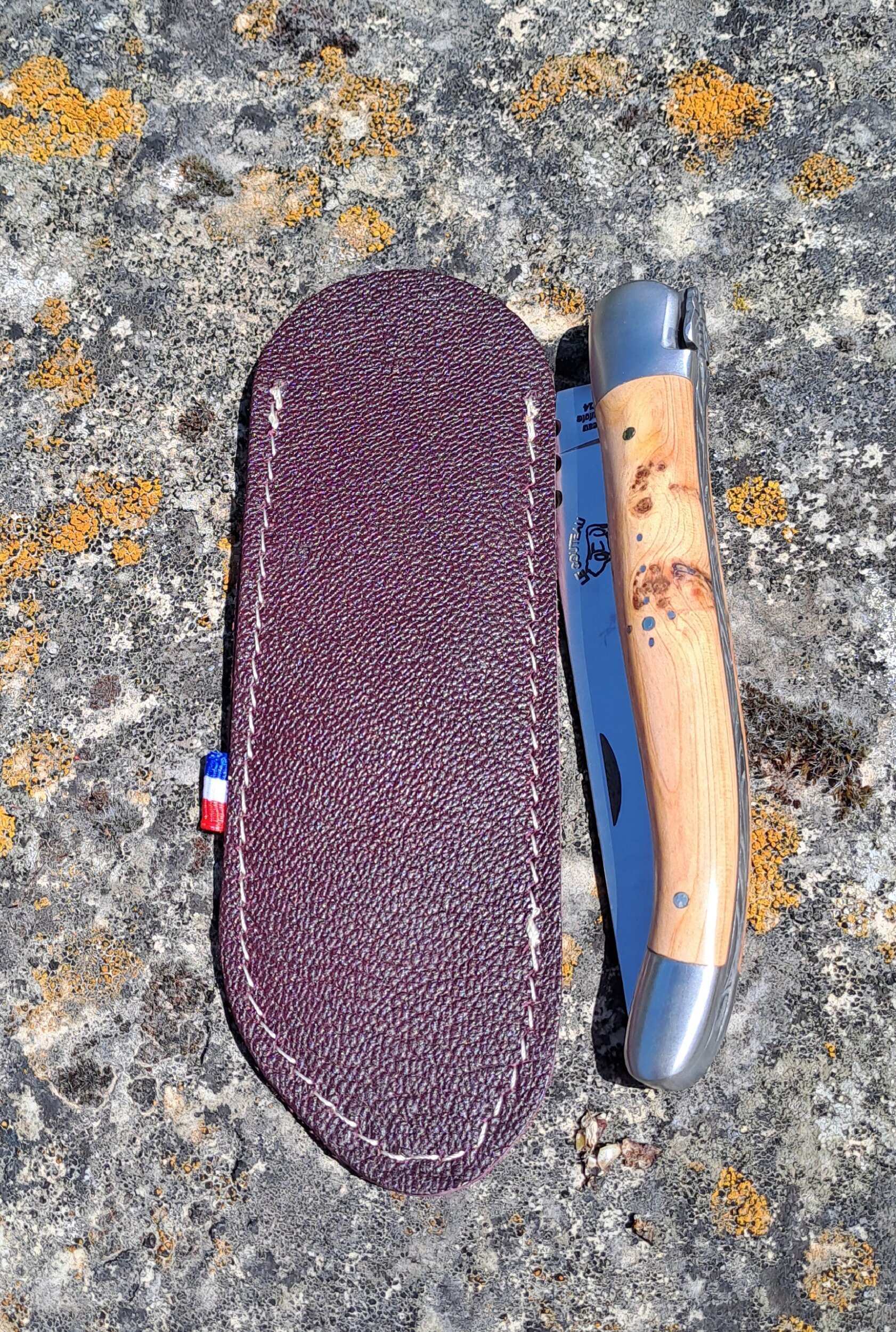 étui couteau laguiole - fourreau couteau en cuir - retour daubrac-aveyron-cadeau français-cadeau original-cade entreprises-lie de vin b