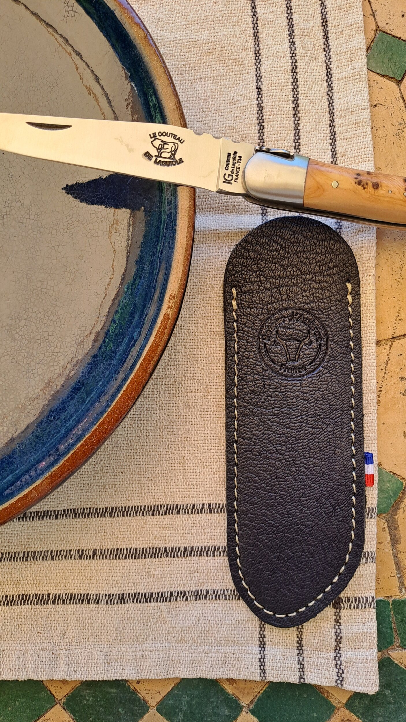 étui couteau laguiole - fourreau couteau en cuir - retour daubrac-aveyron-cadeau français-cadeau original-cade entreprises-bleu