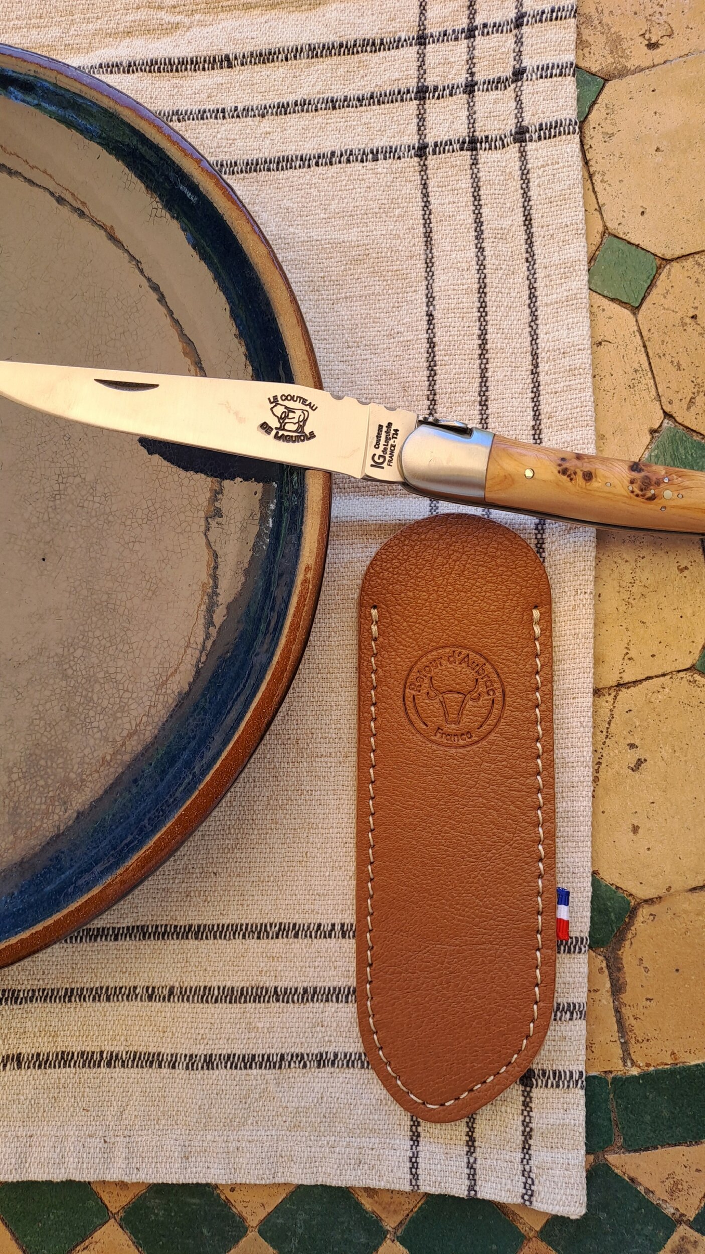 étui couteau laguiole - fourreau couteau en cuir - retour daubrac-aveyron-cadeau français-cadeau original-cade entreprises-cognac