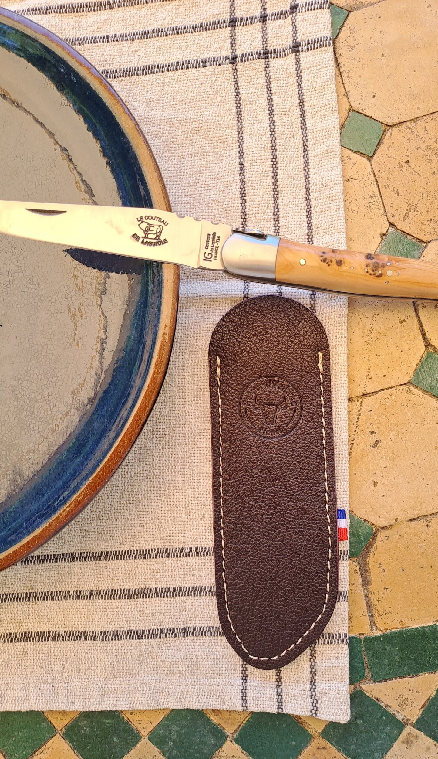 étui couteau laguiole - fourreau couteau en cuir - retour daubrac-aveyron-cadeau français-cadeau original-cade entreprises-lie de vin