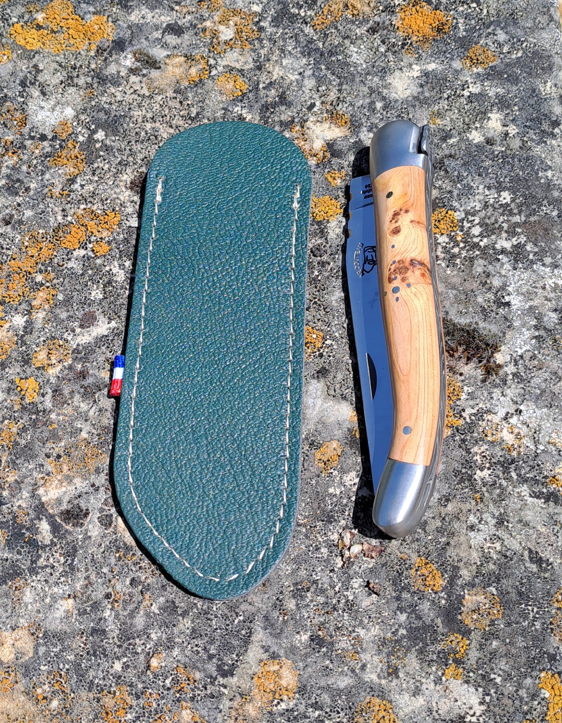 étui couteau laguiole - fourreau couteau en cuir - retour daubrac-aveyron-cadeau français-cadeau original-cade entreprises-vert b