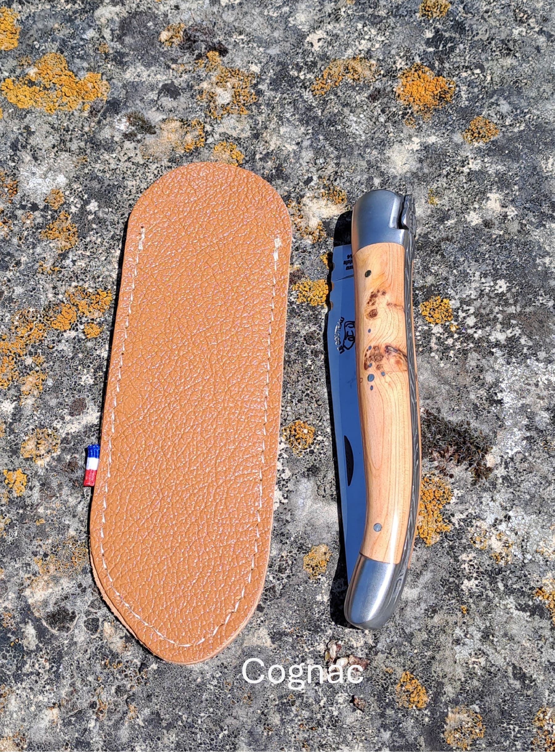 étui couteau laguiole - fourreau couteau en cuir - retour daubrac-aveyron-cadeau français-cadeau original-cade entreprises-cognac b-