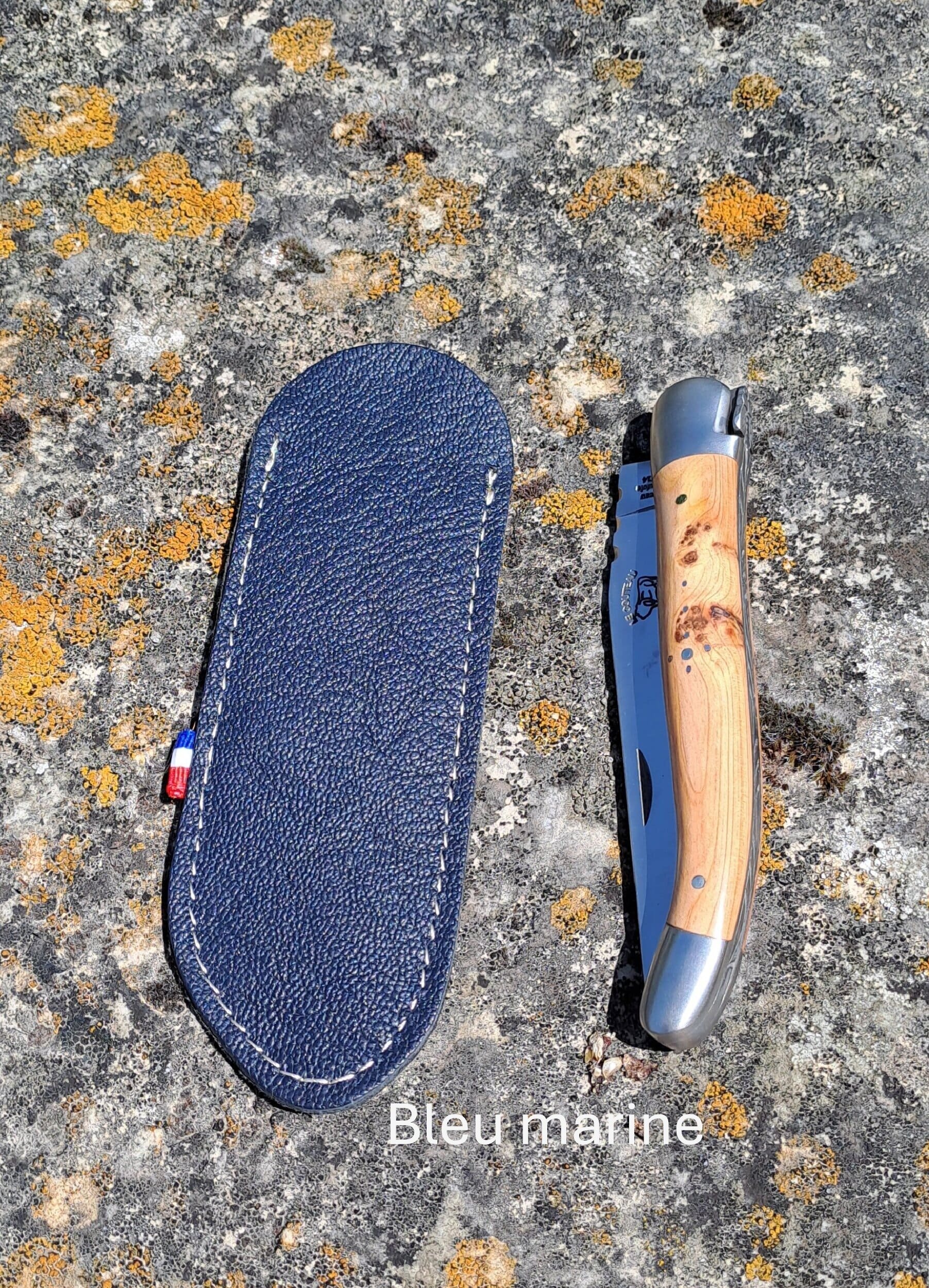 étui couteau laguiole - fourreau couteau en cuir - retour daubrac-aveyron-cadeau français-cadeau original-cade entreprises-bleu b-