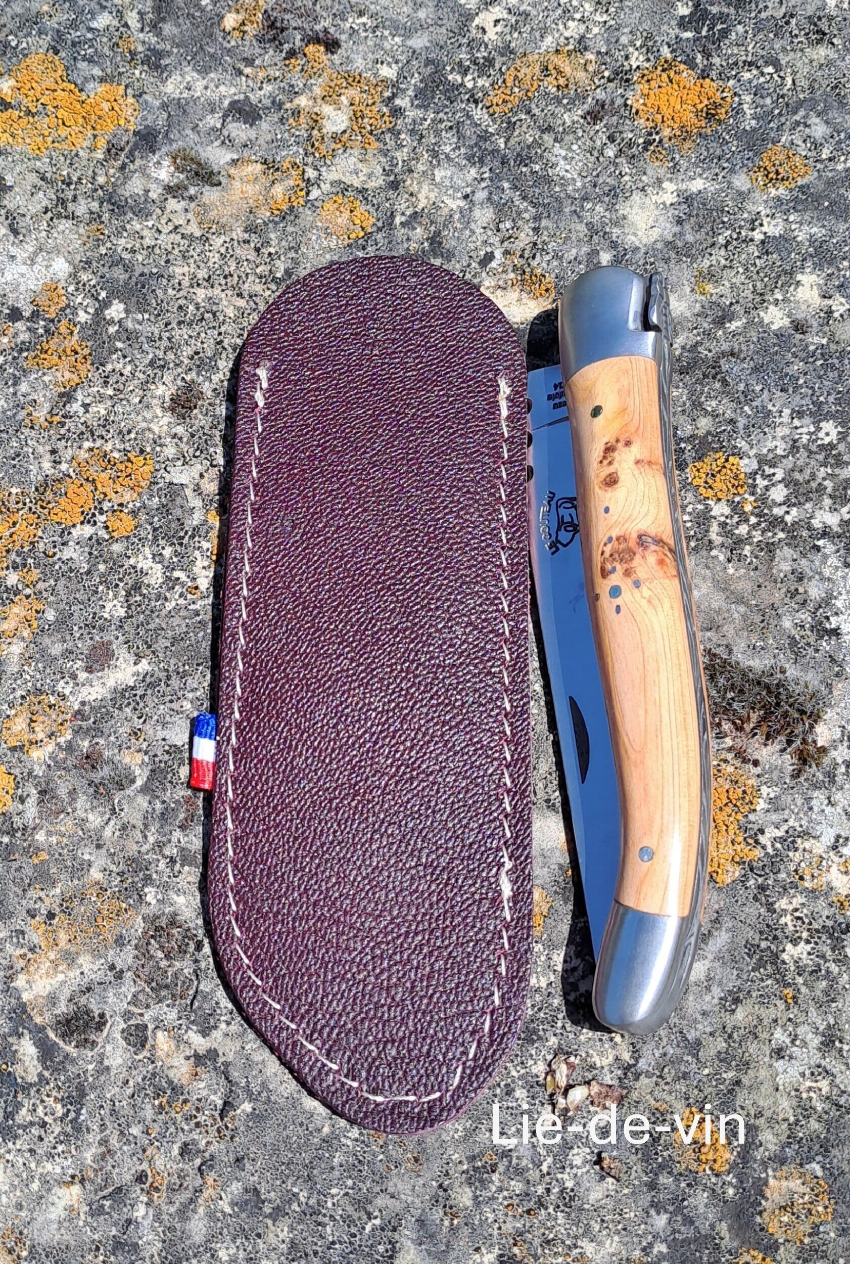 étui couteau laguiole - fourreau couteau en cuir - retour daubrac-aveyron-cadeau français-cadeau original-cade entreprises-lie de vin b-