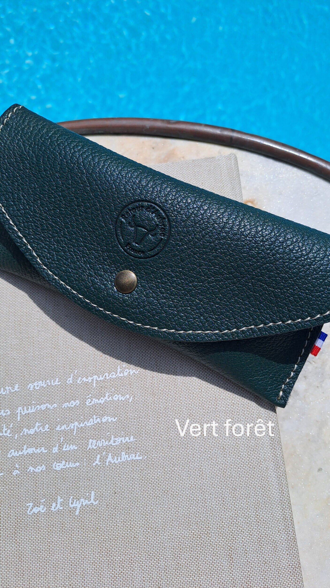 étui à lunettes en cuir fabriqué en France - tannage végétal - retour daubrac - aveyron - cadeau original - cadeau français - cadeau entreprises -vert forêt 1-