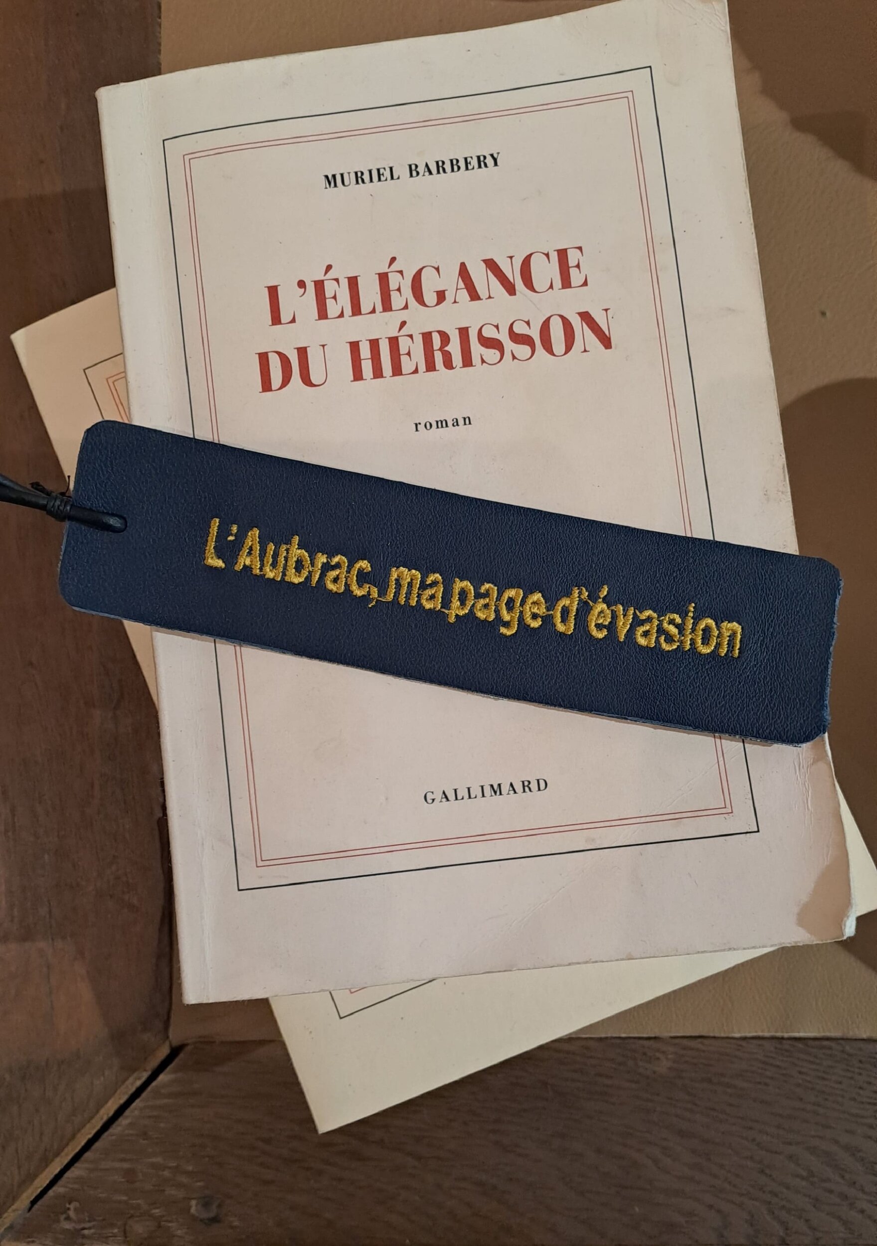 marque pages en cuir brodé bleu marine - retour daubrac - aveyron - cadeau original - cadeau français