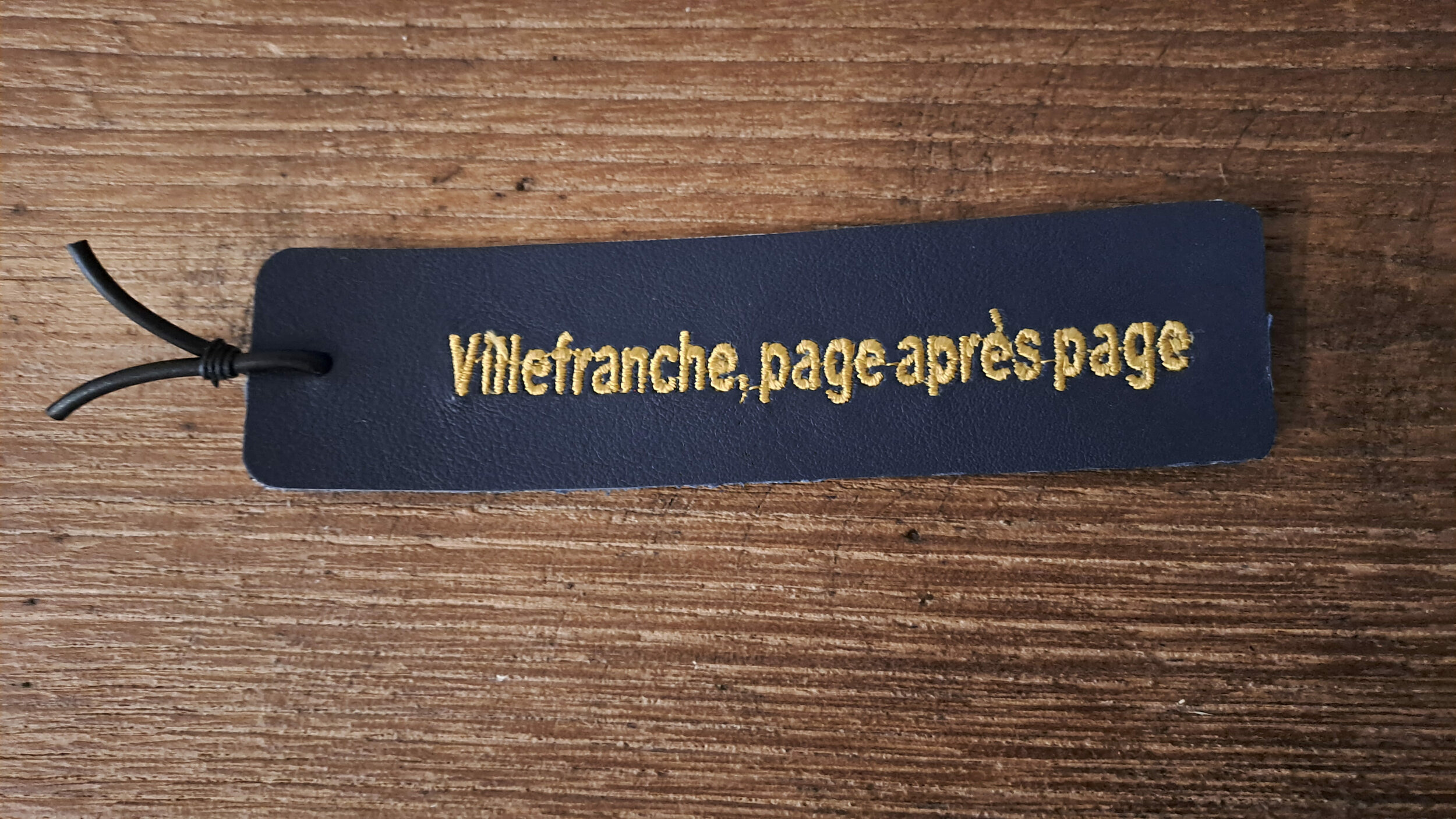 marque pages en cuir brodé bleu marine - retour daubrac - aveyron - cadeau original - cadeau français (2)