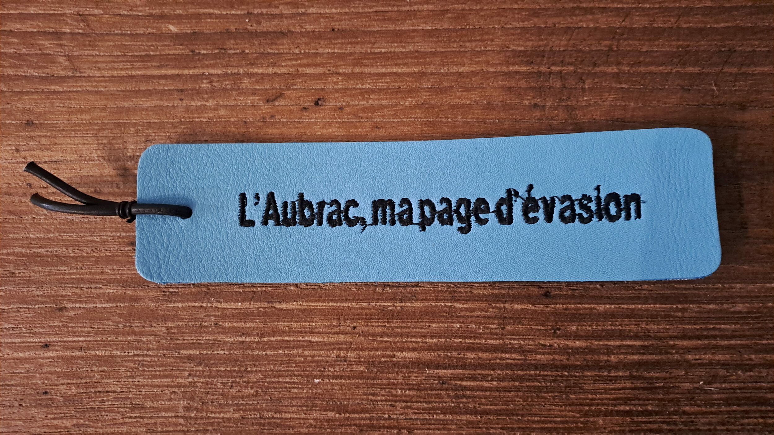 marque pages en cuir brodé bleu turquoise - retour daubrac - aveyron - cadeau original - cadeau français (2)
