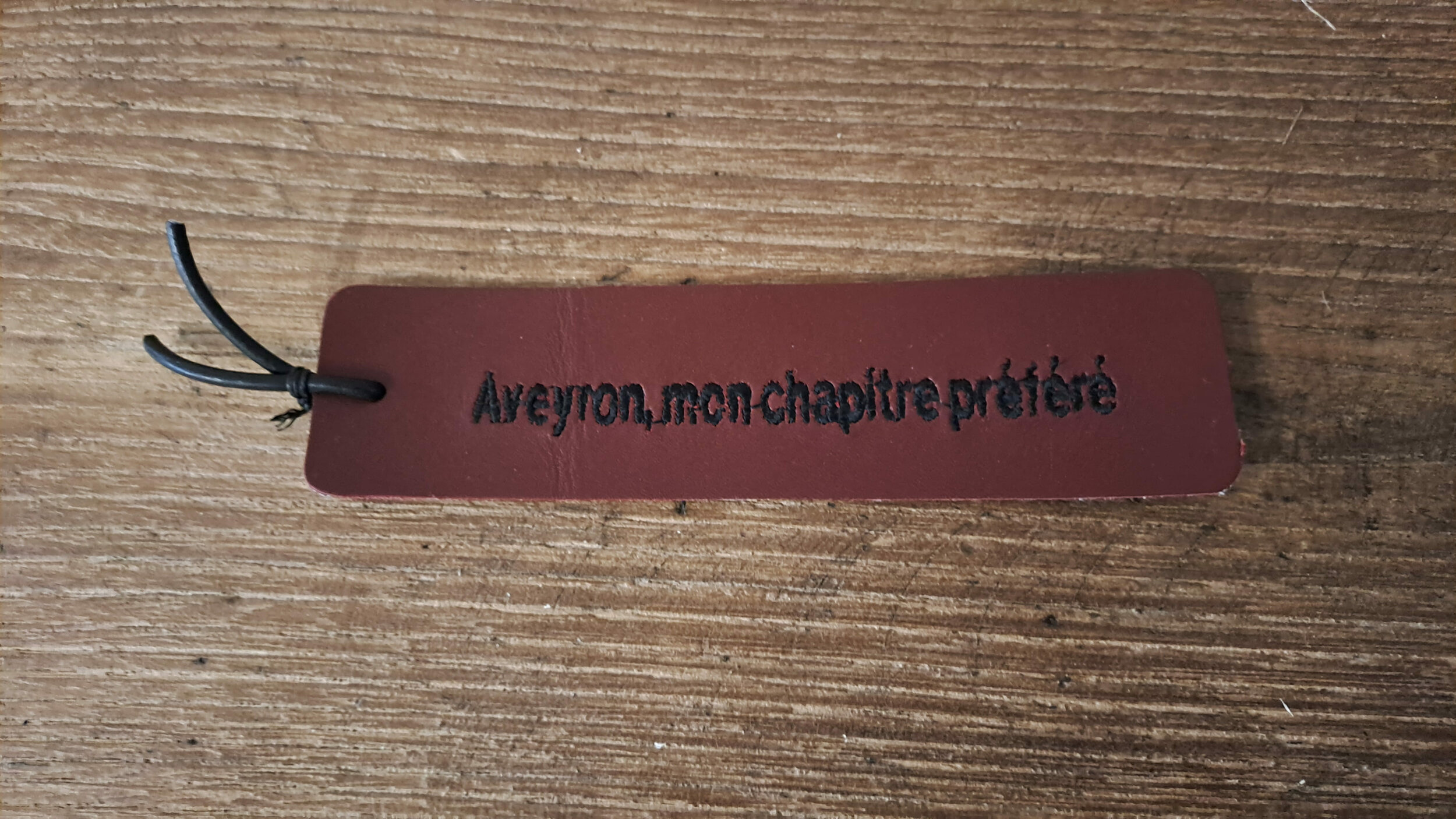 marque pages en cuir brodé bordeaux - retour daubrac - aveyron - cadeau original - cadeau français