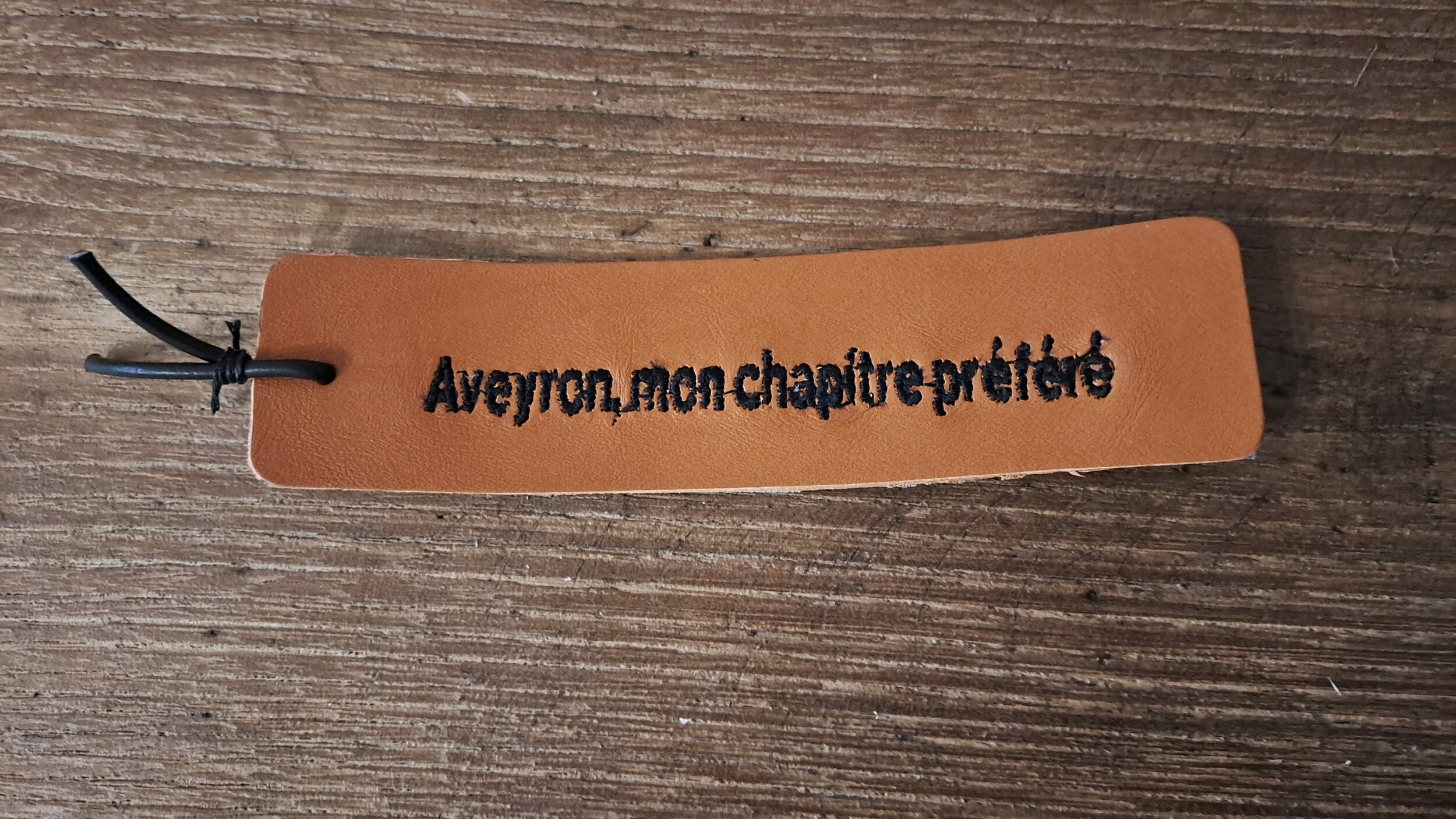 marque pages en cuir brodé miel - retour daubrac - aveyron - cadeau original - cadeau français
