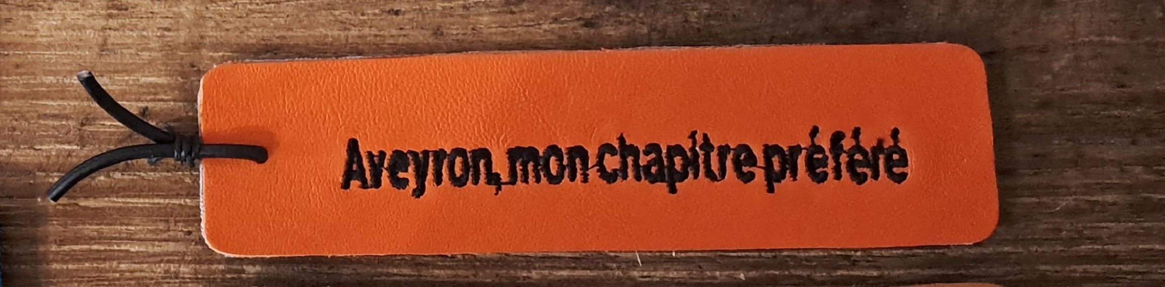 marque pages en cuir brodé orange - retour daubrac - aveyron - cadeau original - cadeau français