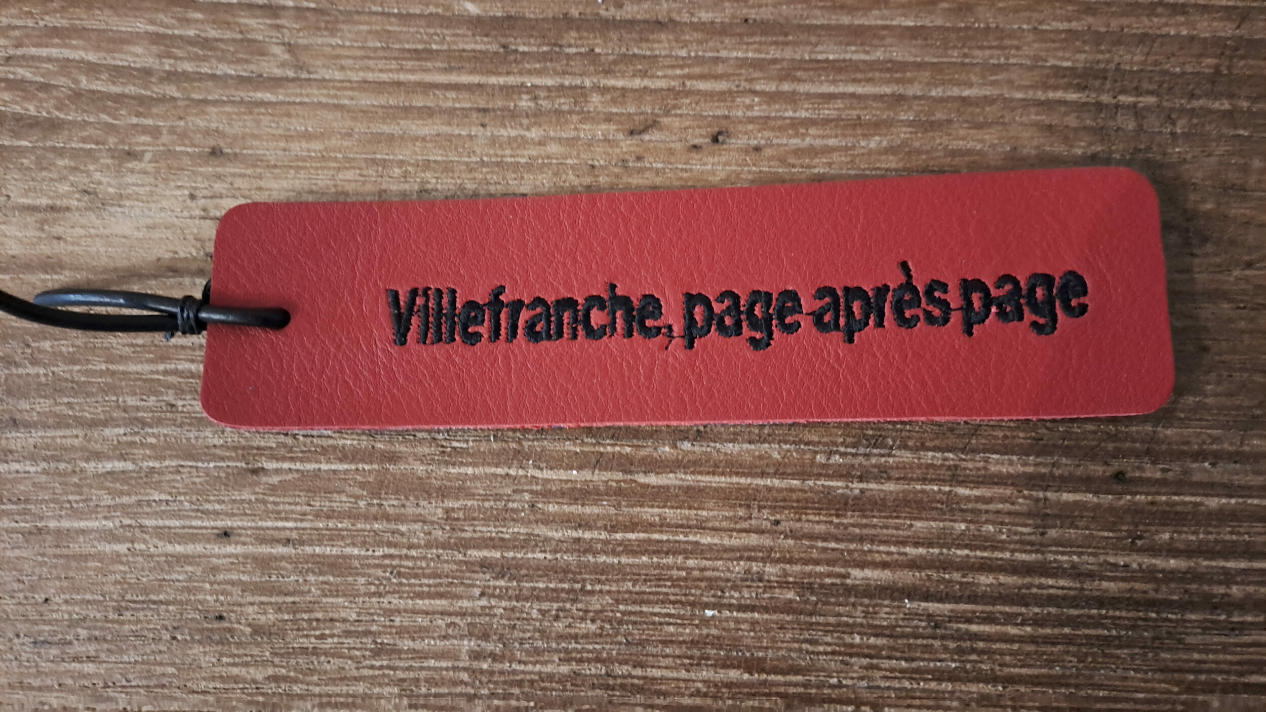 marque pages en cuir brodé rouge - retour daubrac - aveyron - cadeau original - cadeau français (2)