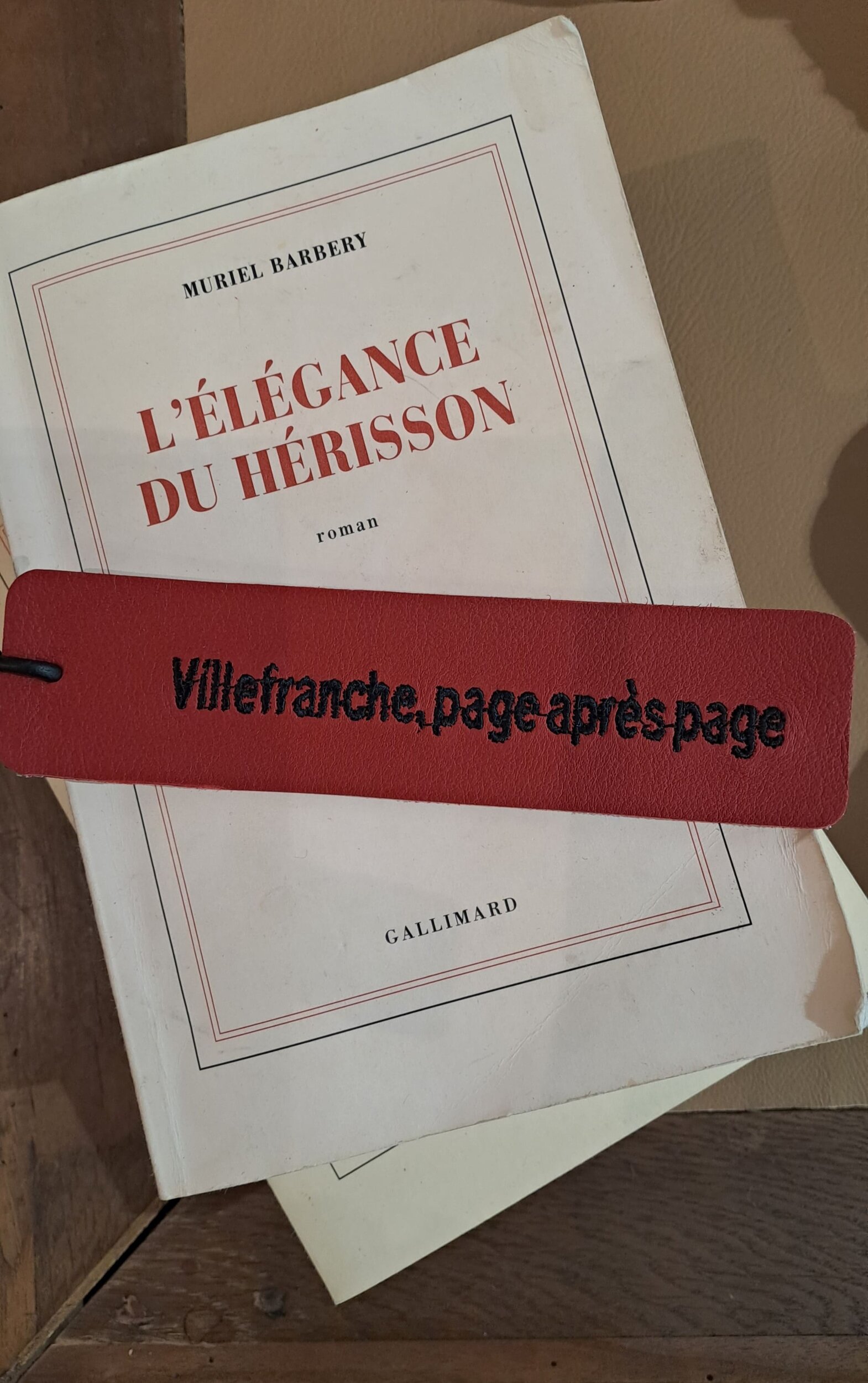 marque pages en cuir brodé rouge - retour daubrac - aveyron - cadeau original - cadeau français