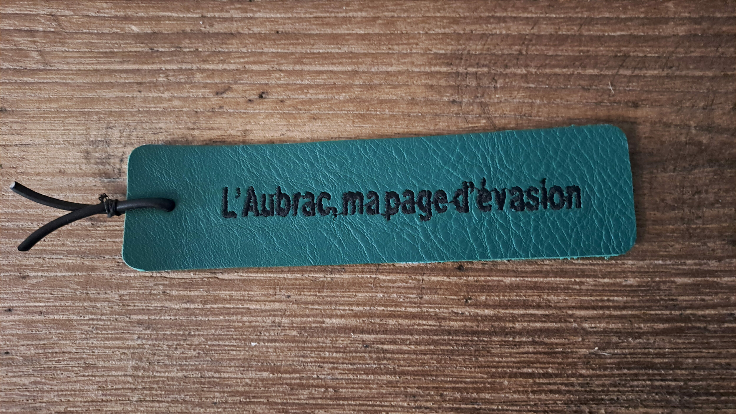 marque pages en cuir brodé vert - retour daubrac - aveyron - cadeau original - cadeau français