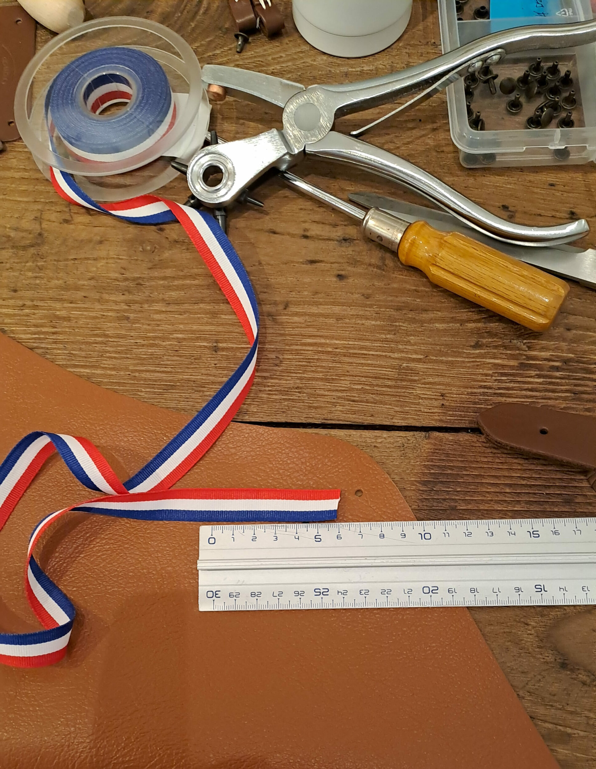 fabrication artisanale du tablier bbq et cuisine en cuir - retour daubrac - aveyron - cadeau original pour hommes - cadeau français 2