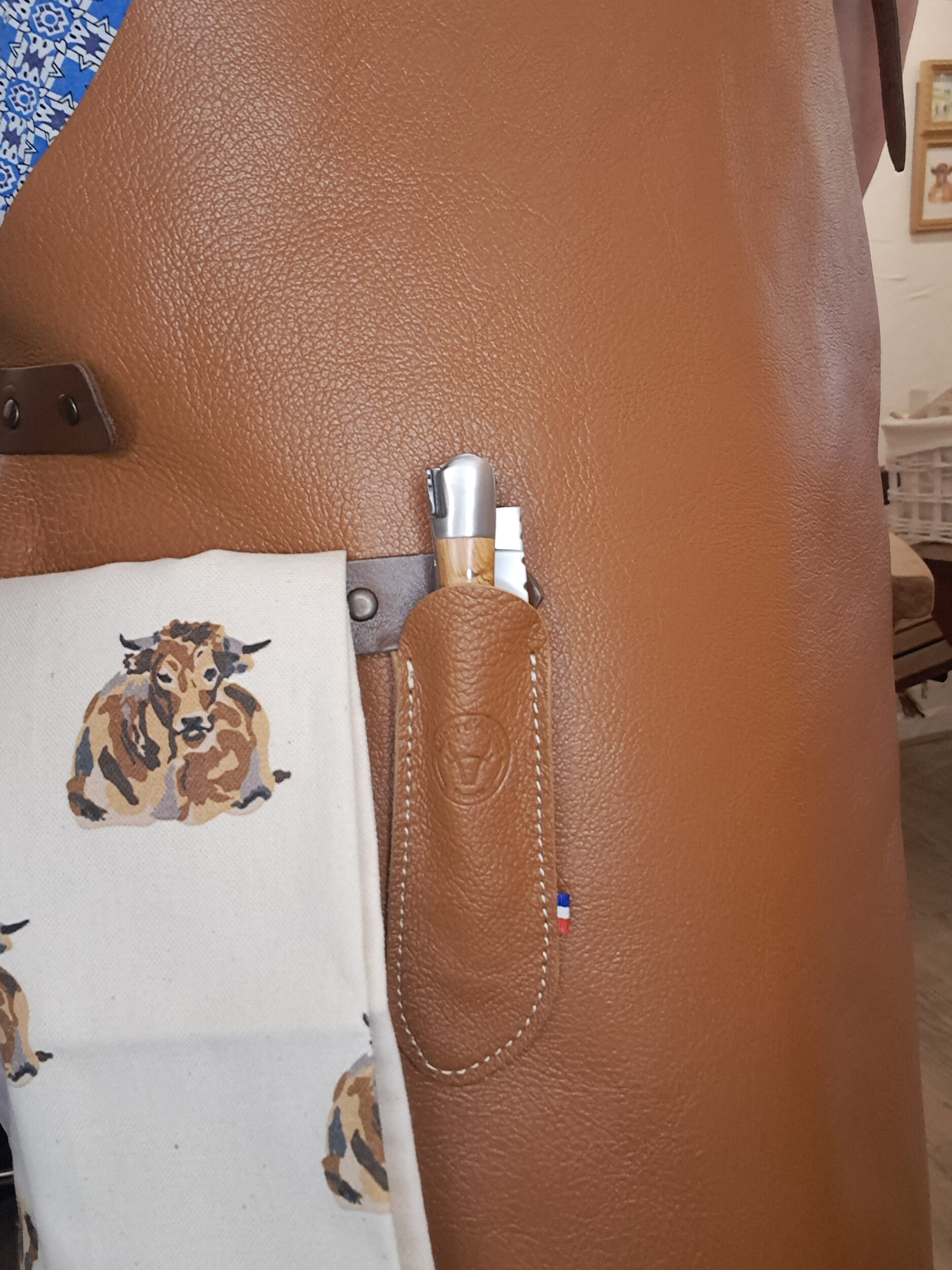 tablier professionnel de cuisine en cuir - étui à couteau Laguiole retour daubrac - aveyron - cadeau original pour hommes - cadeau français 4