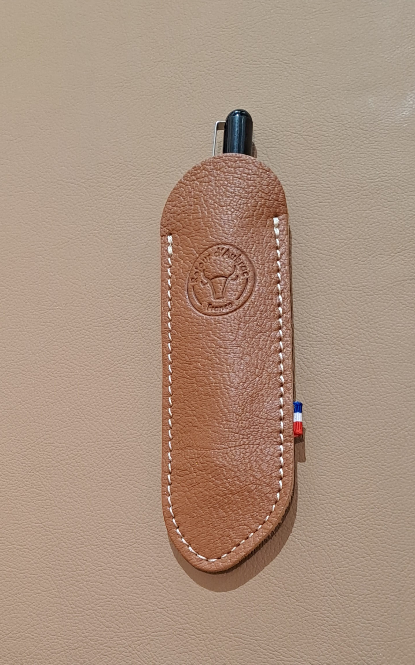 étui à lunettes en cuir fabriqué en France - tannage végétal - retour daubrac - aveyron - cadeau original - cadeau français - cadeau entreprises -cognac 3-
