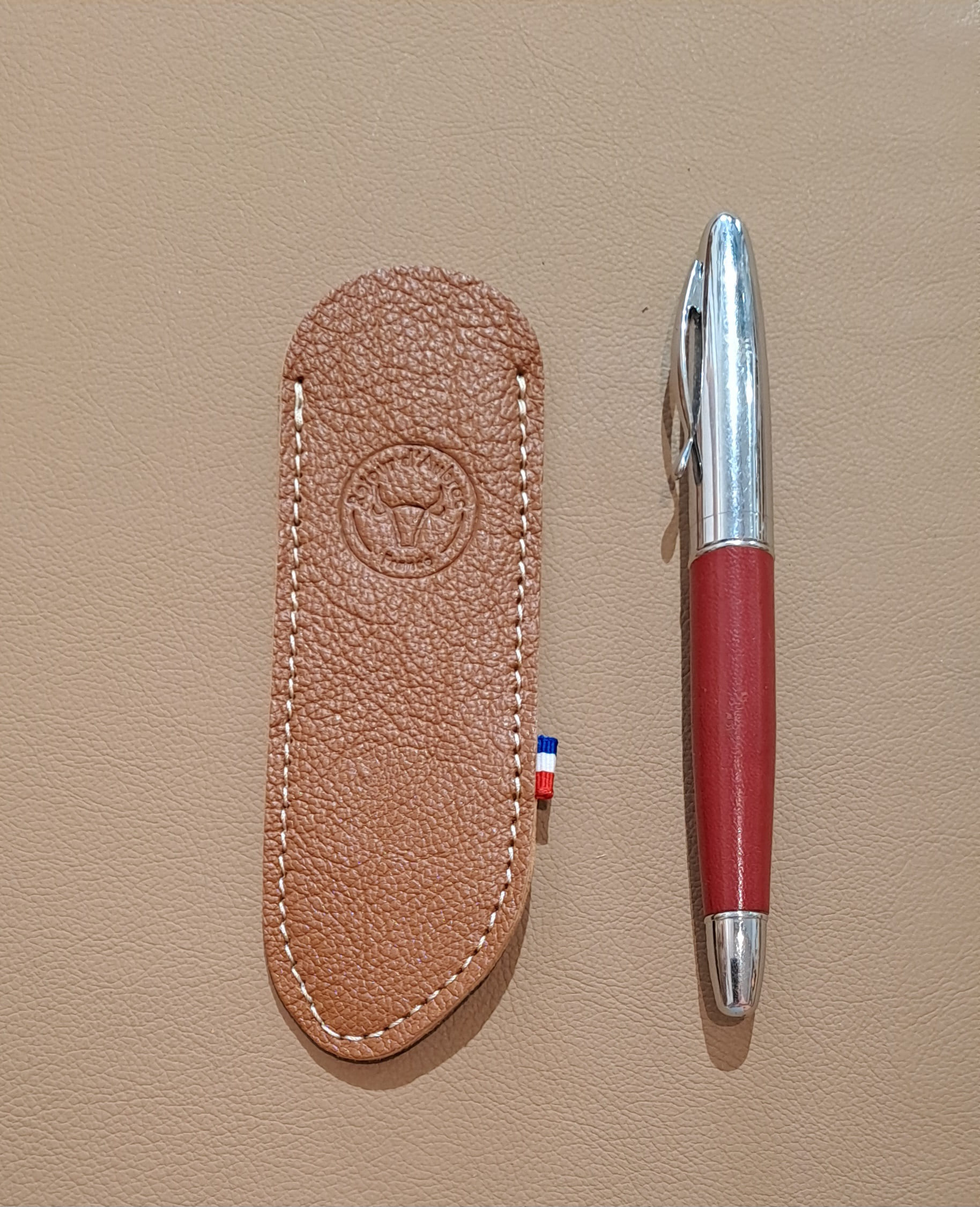 étui à lunettes en cuir fabriqué en France - tannage végétal - retour daubrac - aveyron - cadeau original - cadeau français - cadeau entreprises -cognac -2
