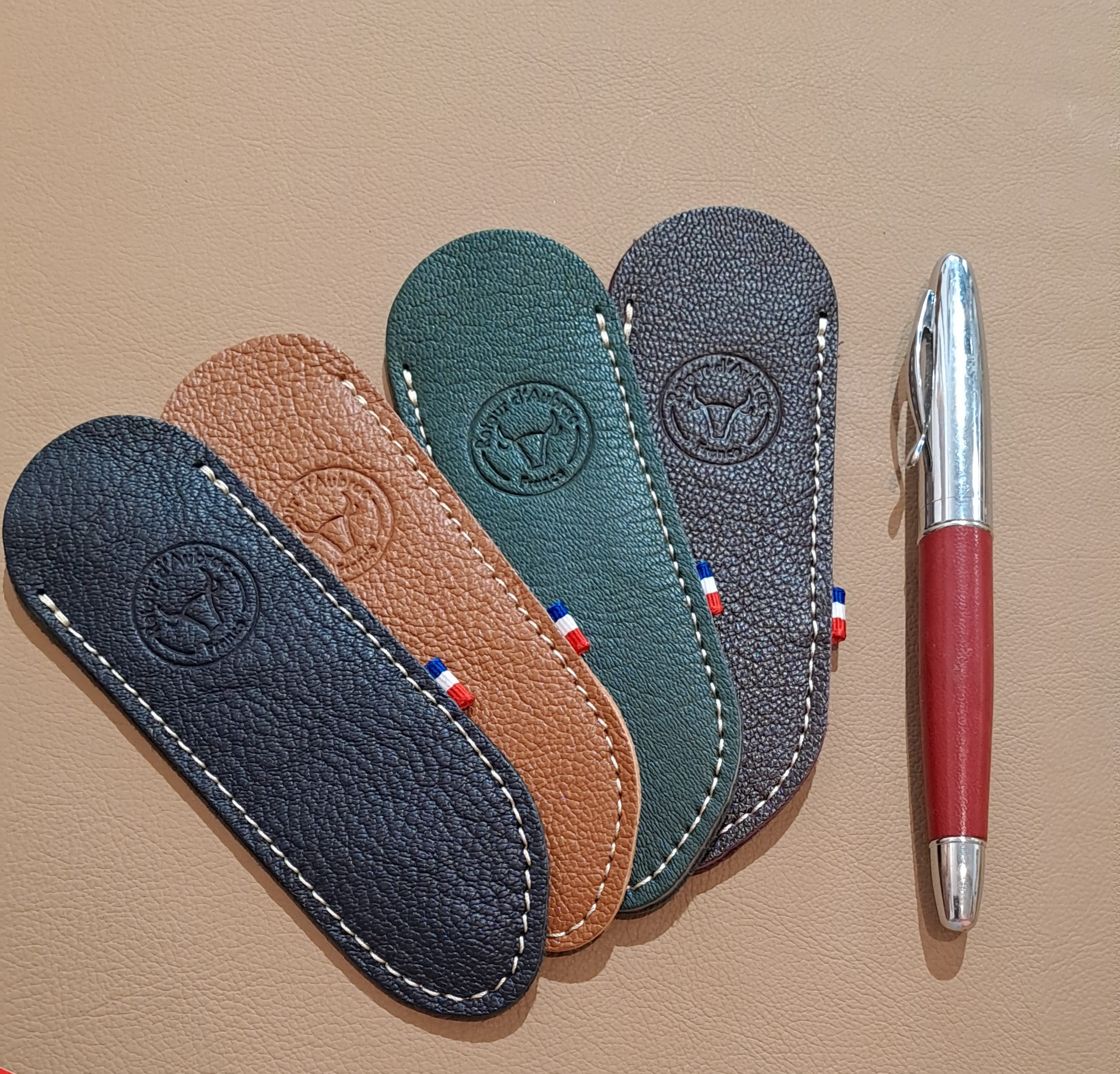 étui à lunettes en cuir fabriqué en France - tannage végétal - retour daubrac - aveyron - cadeau original - cadeau français - cadeau entreprises -