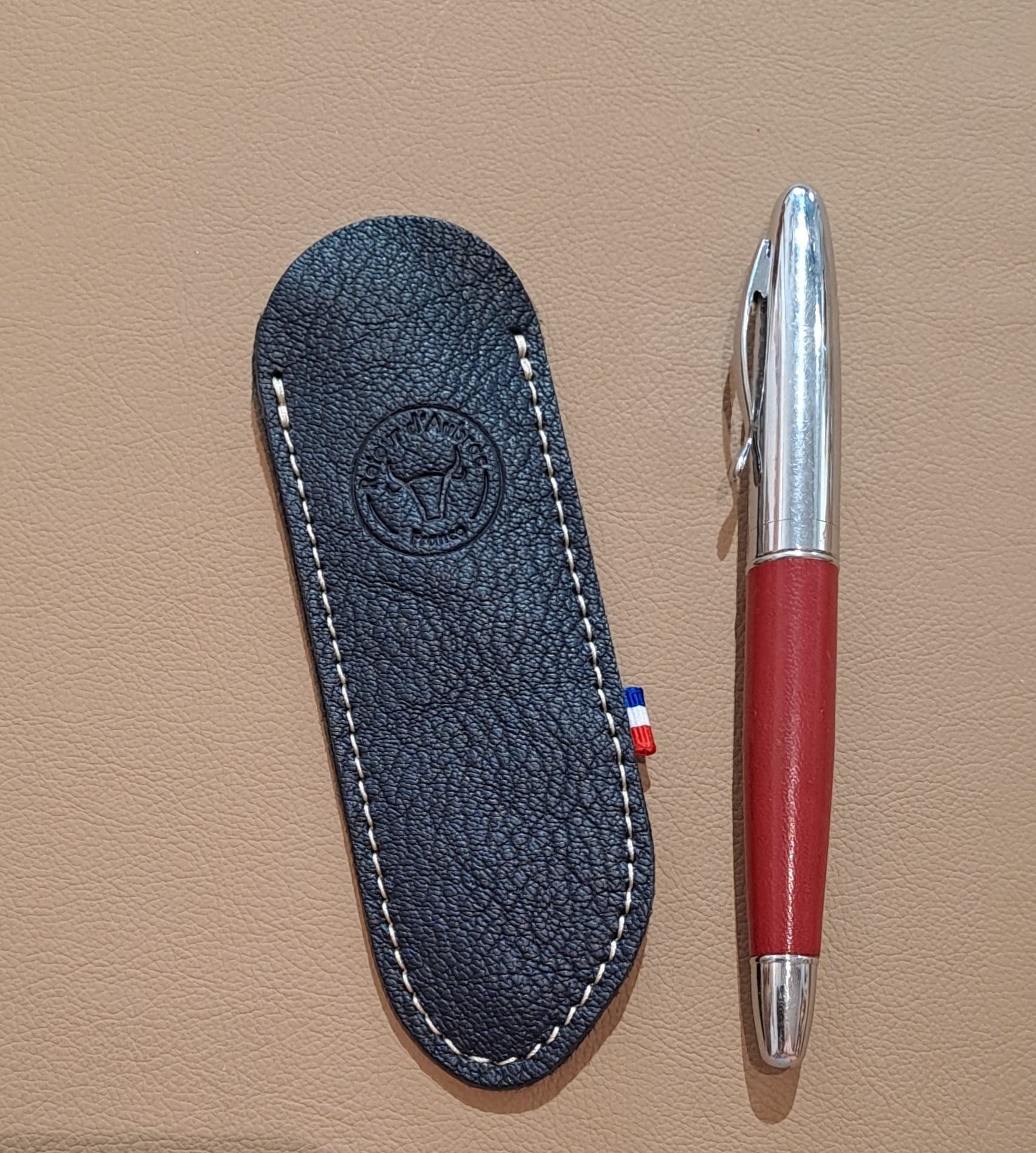 étui à lunettes en cuir fabriqué en France - tannage végétal - retour daubrac - aveyron - cadeau original - cadeau français - cadeau entreprises -bleu marine 1-