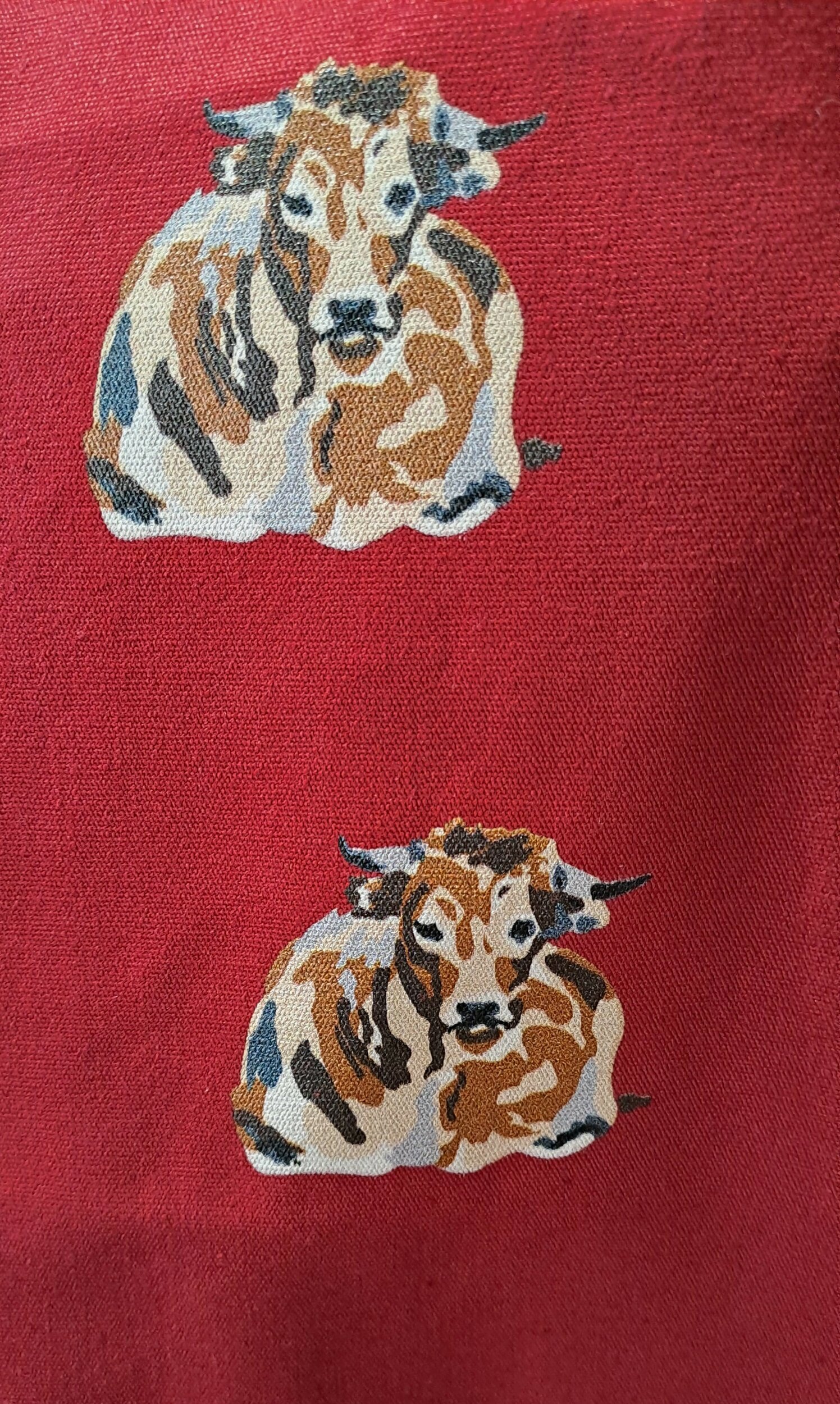 vaches Aubrac sur tablier bordeaux - cadeau français - cadeau original - retour daubrac