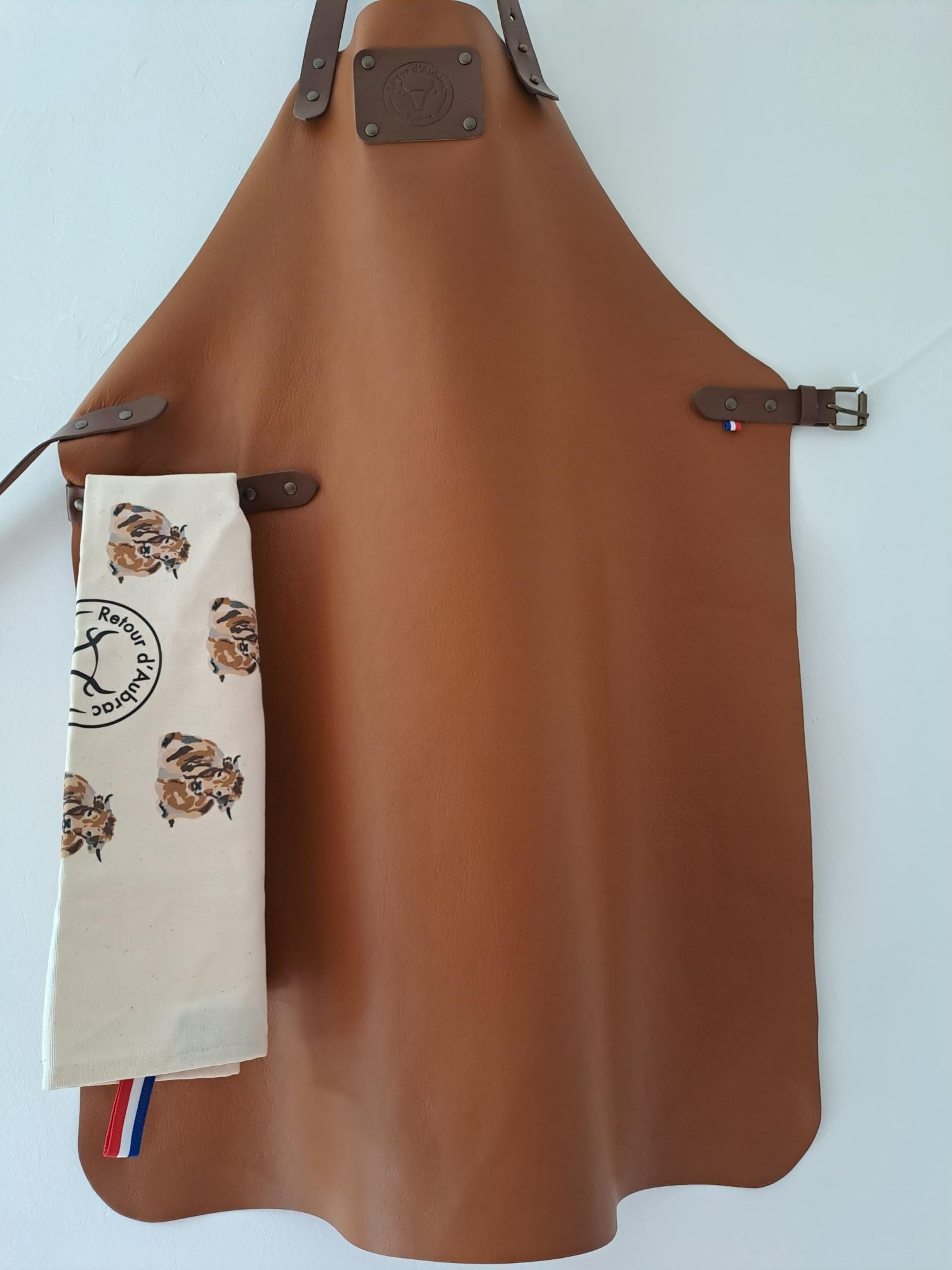 tablier en cuir cognac avec sangles cuir marron-cadeau français-Retour dAubrac-Aveyron-