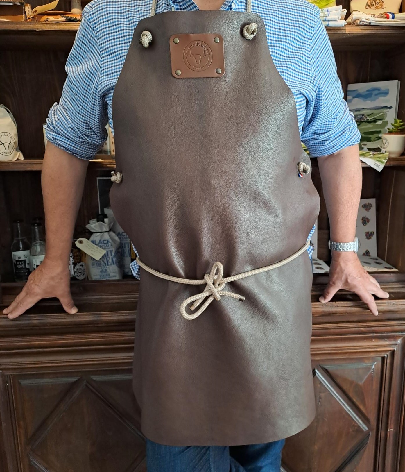 tablier en cuir marron avec sangles polypropylène beige-cadeau français-Retour dAubrac-Aveyron- (11)