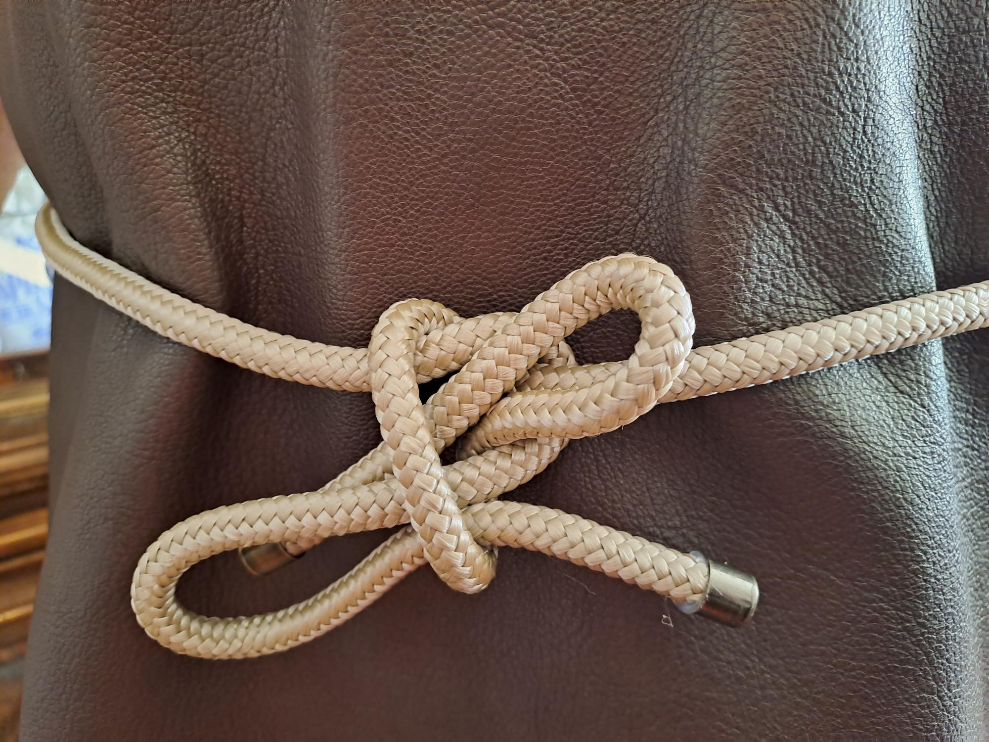tablier en cuir marron avec sangles polypropylène beige-cadeau français-Retour dAubrac-Aveyron- (9)