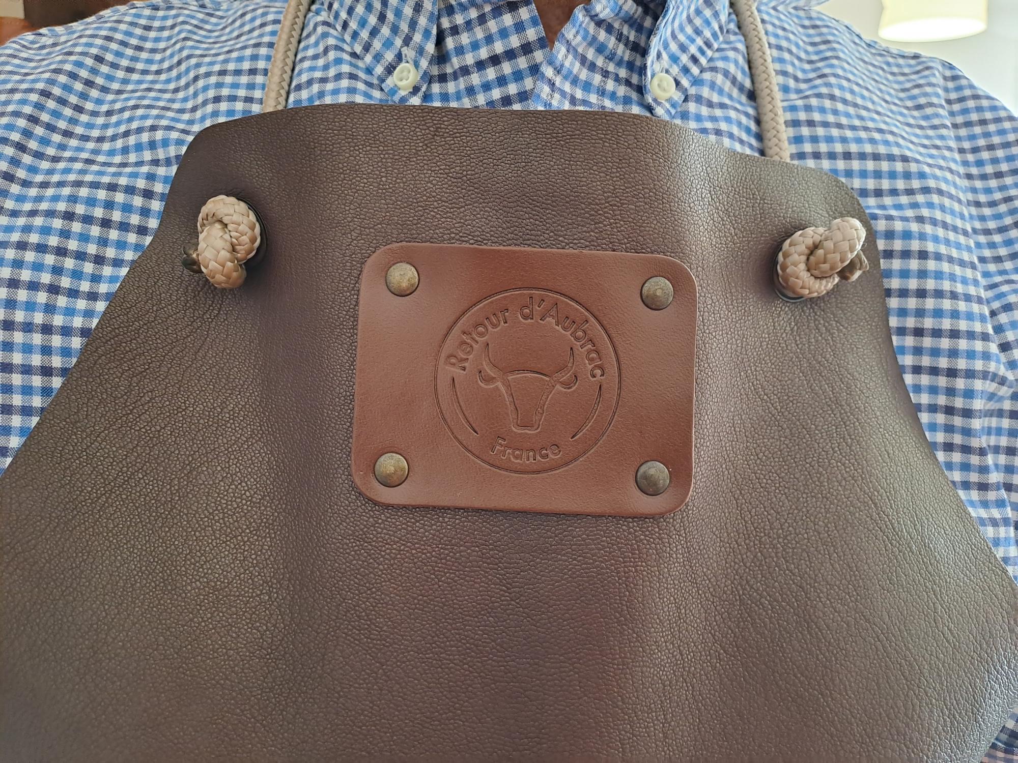 tablier en cuir marron avec sangles polypropylène beige-cadeau français-Retour dAubrac-Aveyron- (10)