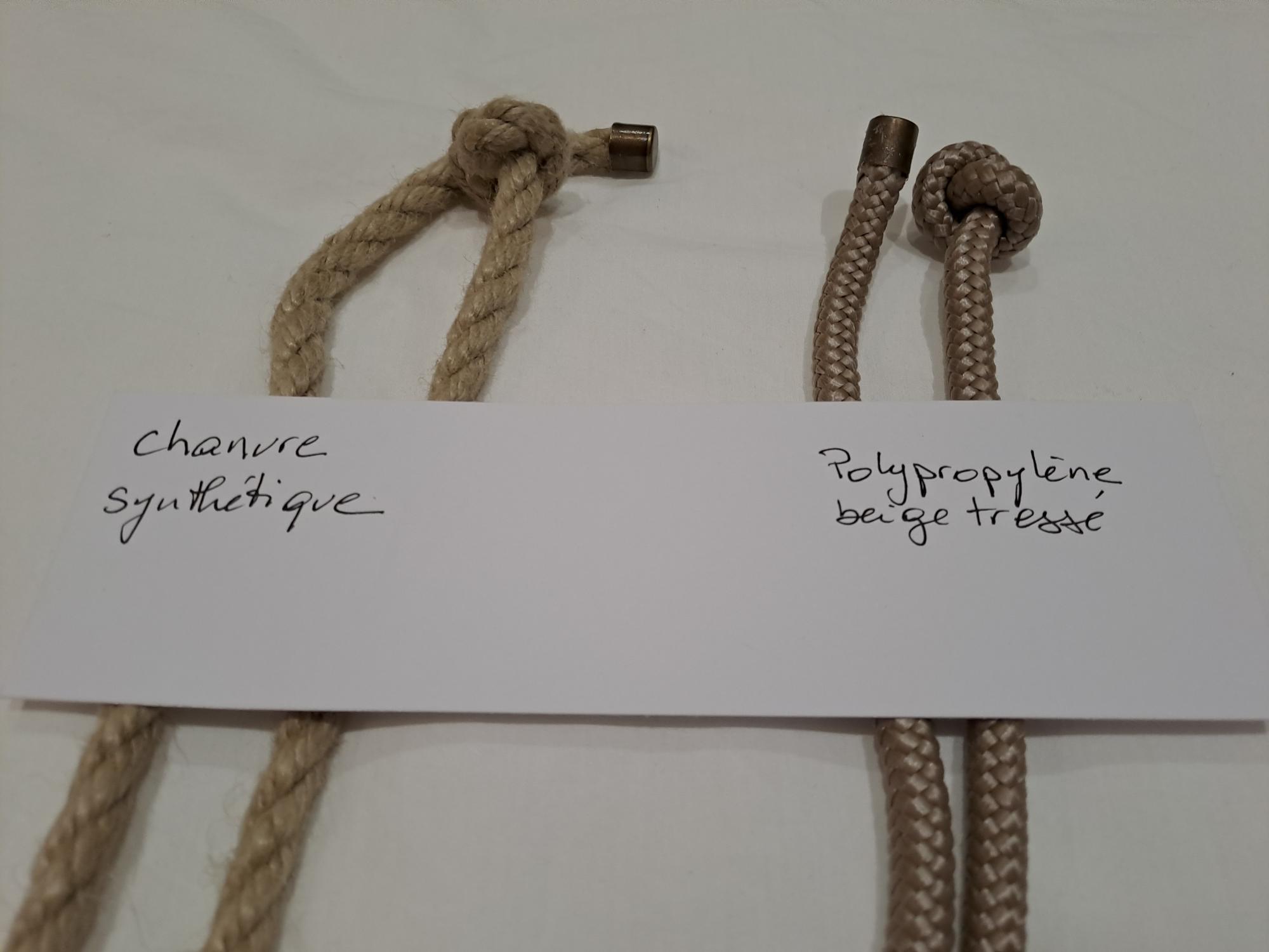 tablier en cuir marron avec sangles synthétiques-cadeau français-Retour dAubrac-Aveyron-