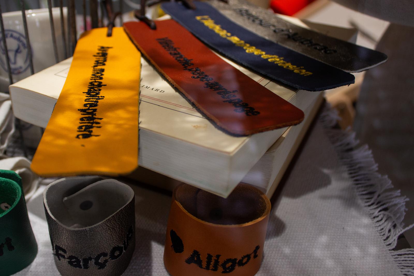 marque pages cuir en boutique-Retour dAubrac-Aveyron-cadeaux français
