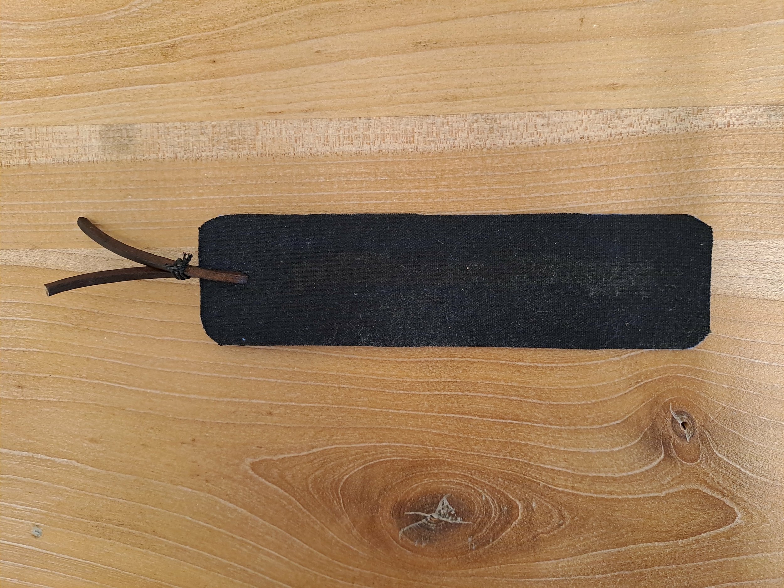 Dos du marque pages cuir-Retour dAubrac-Aveyron-cadeaux français-