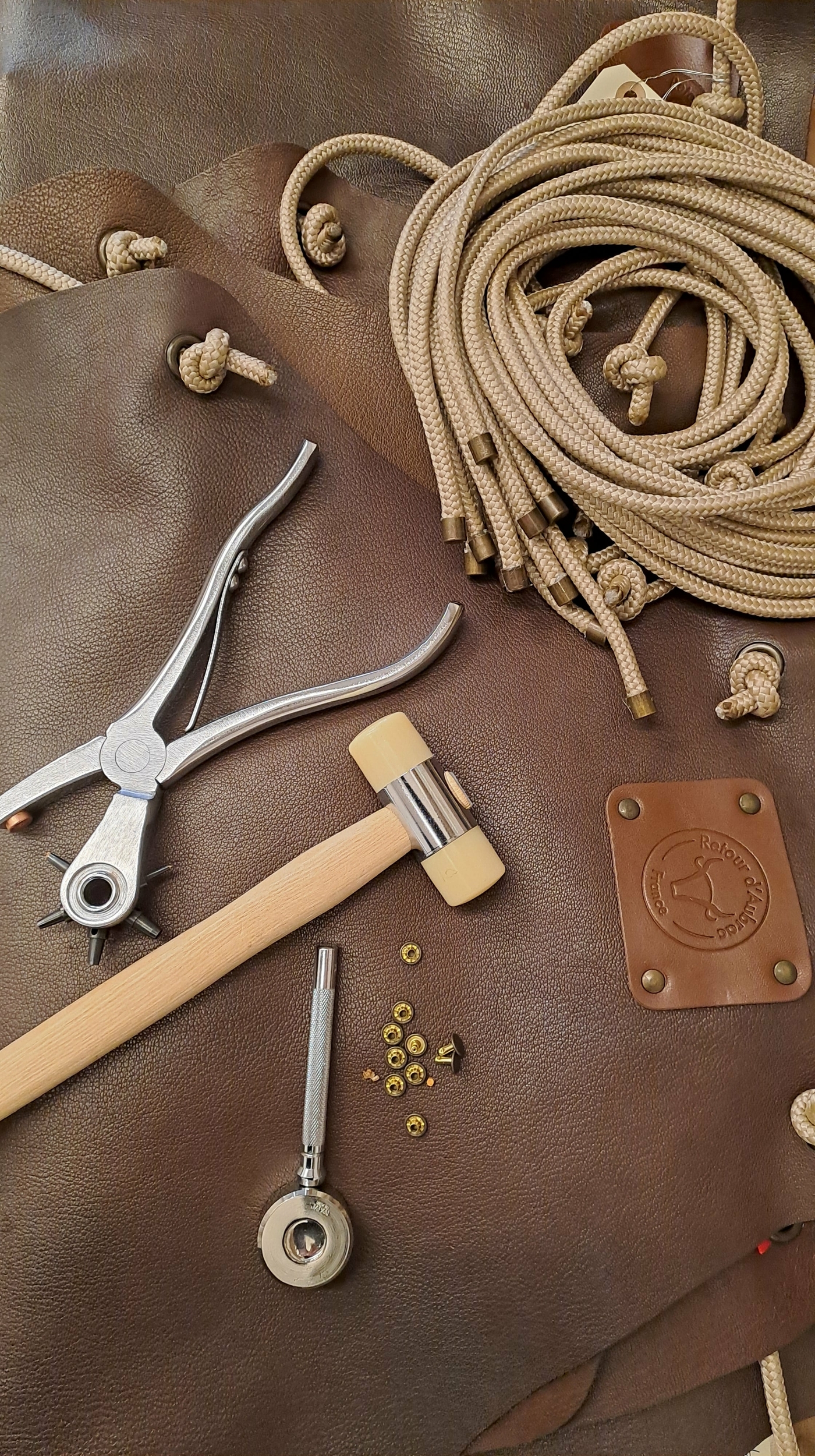 fabrication tablier en cuir-Retour dAubrac-Aveyron-cadeaux français-min