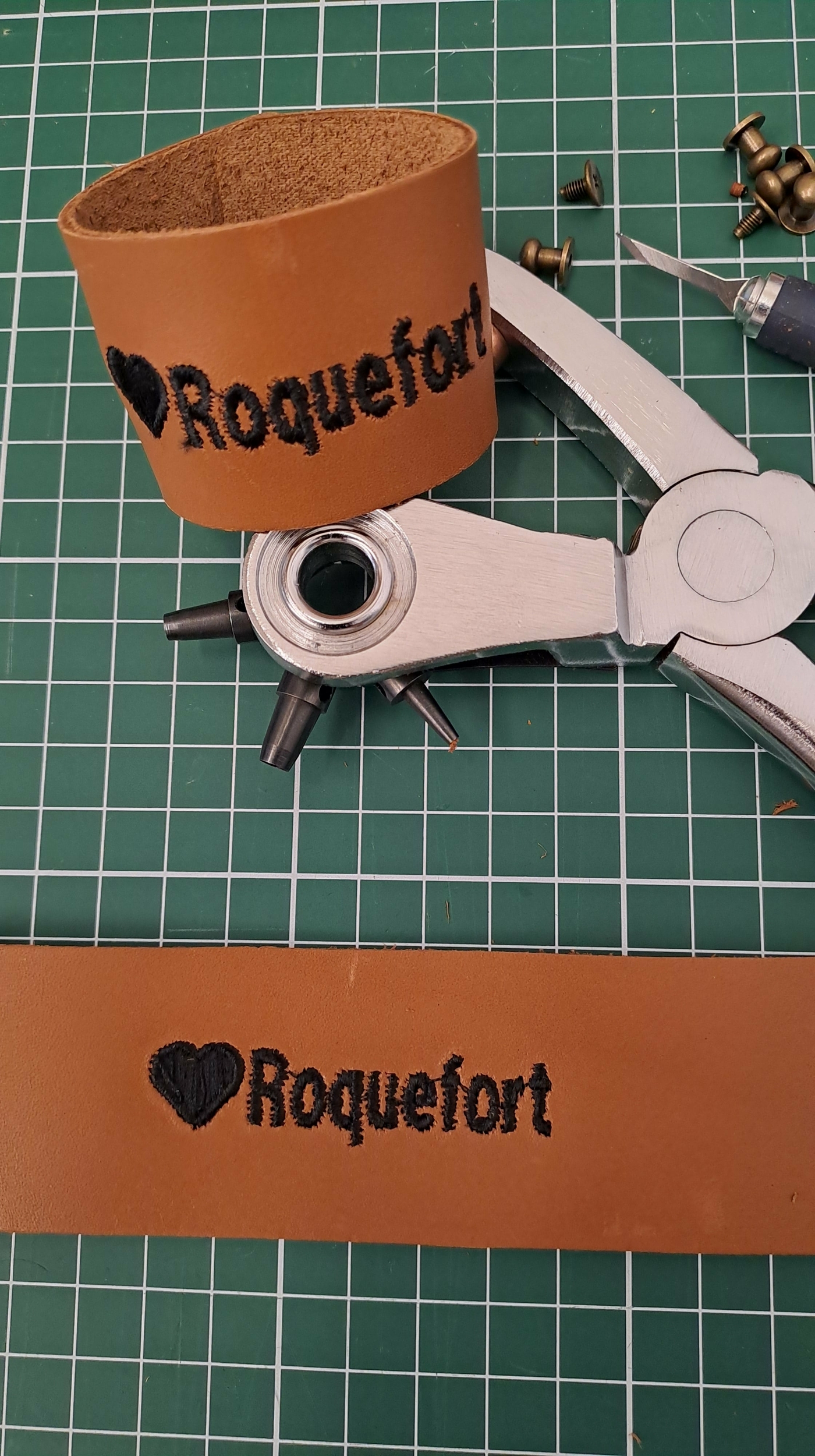ronds de serviette en cuir-retour dAubrac-cadeaux français-jaime lAveyron-spécialités aveyronnaises-jaime le roquefort--min