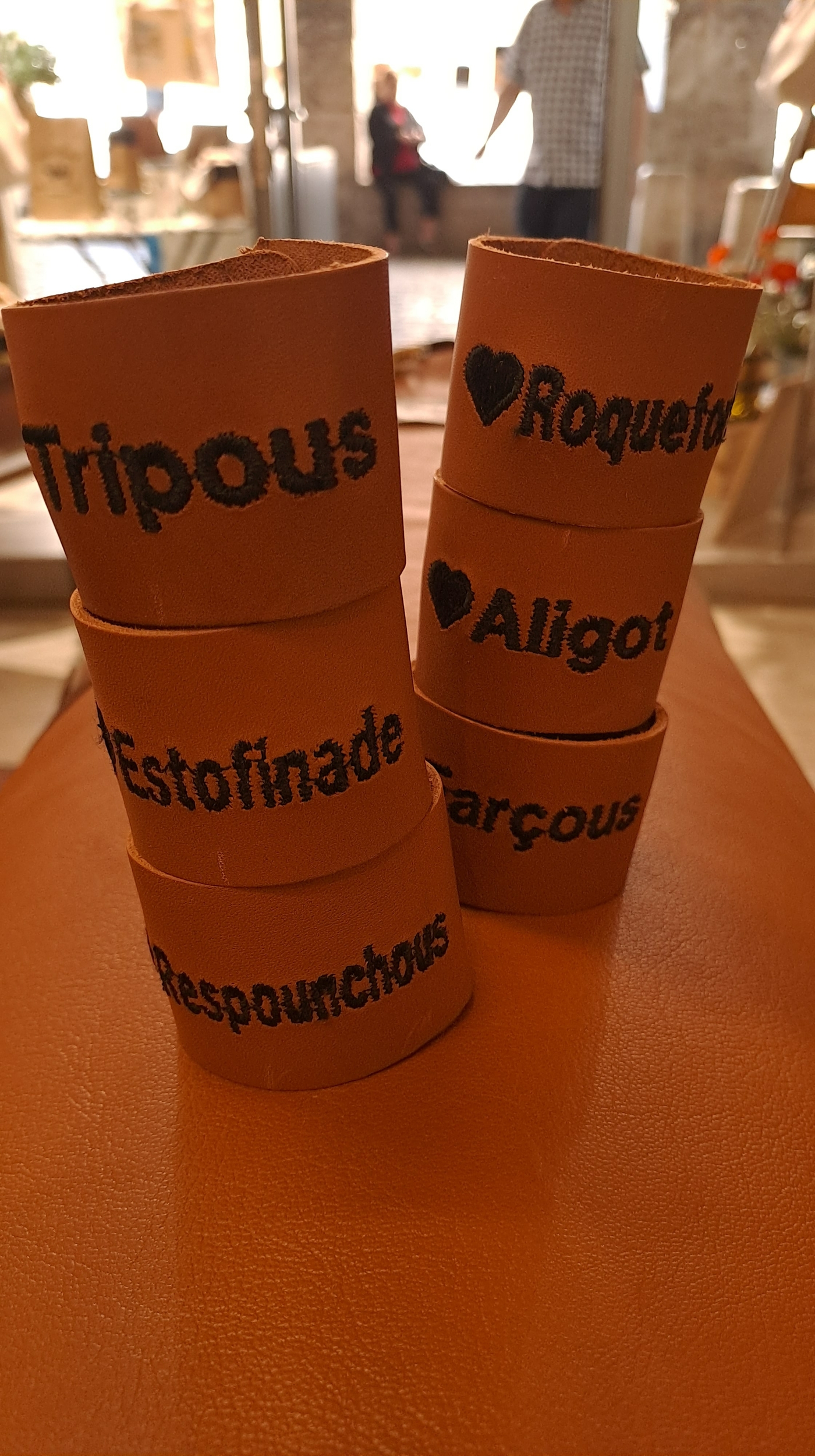 ronds de serviette en cuir-retour dAubrac-cadeaux français-jaime lAveyron-spécialités aveyronnaises--min