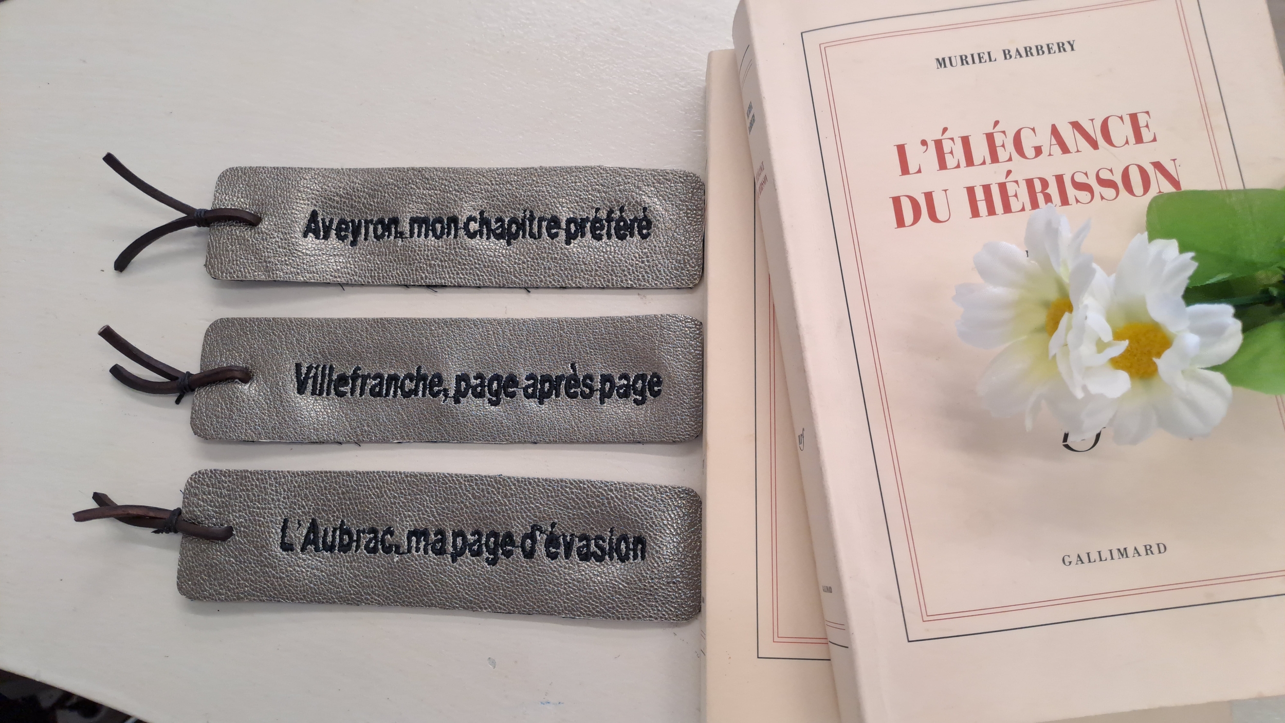 marque pages cuir argenté en boutique-Retour dAubrac-Aveyron-cadeaux français