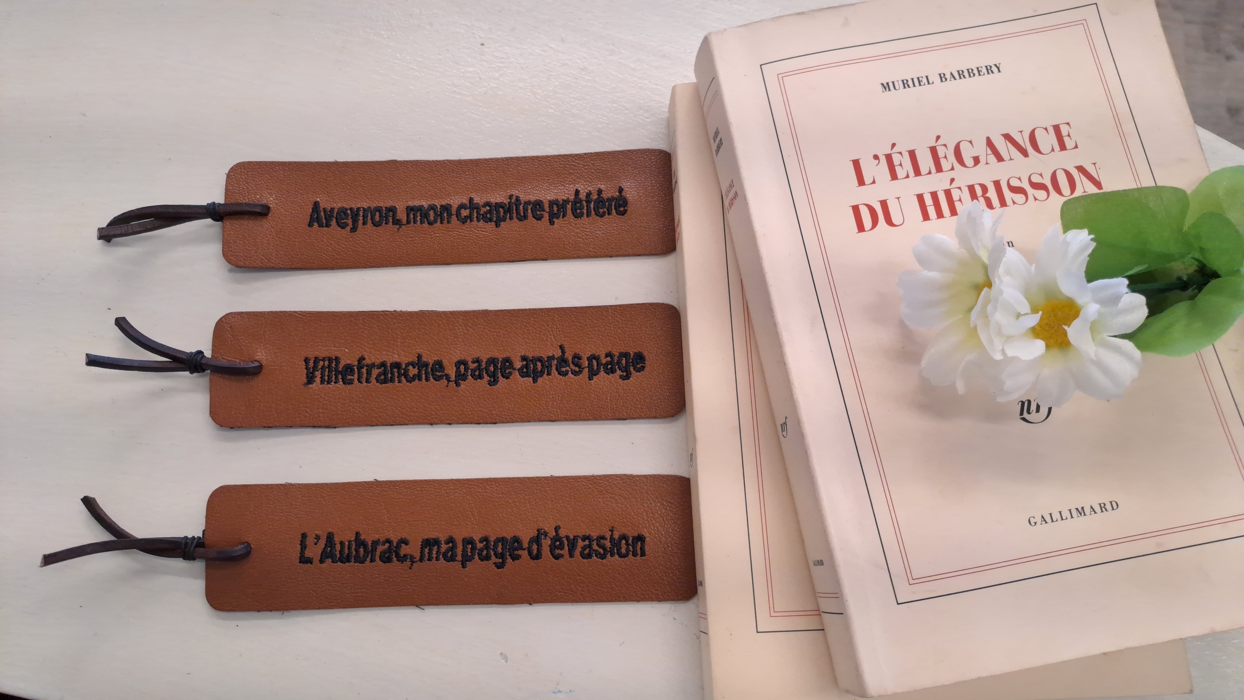 marque pages cuir chocolat en boutique-Retour dAubrac-Aveyron-cadeaux français