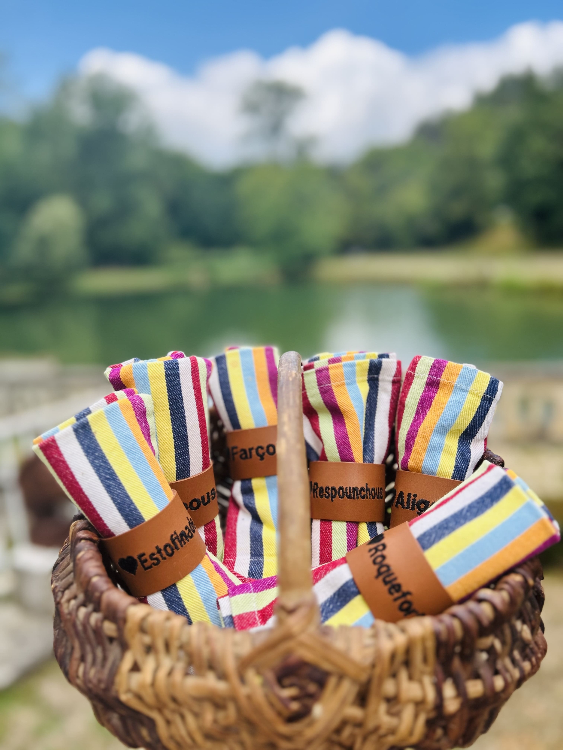 ronds de serviette en cuir brodé-cadeaux français- cadeau original-retour daubrac-aveyron-min